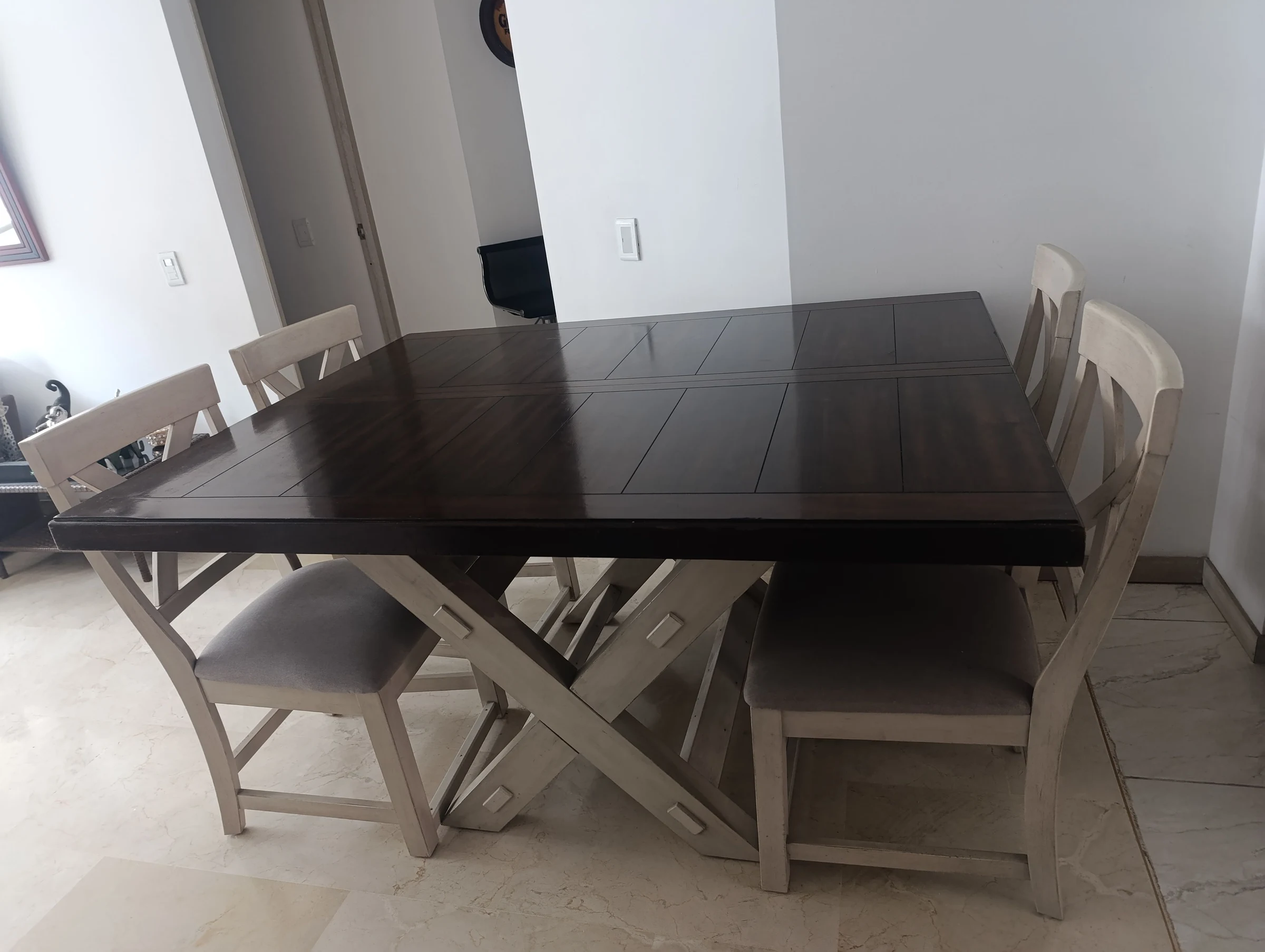 Venta de cocina y comedor en Medellín: Comedor de madera con mesa cuadrada y sillas — Colombia Move