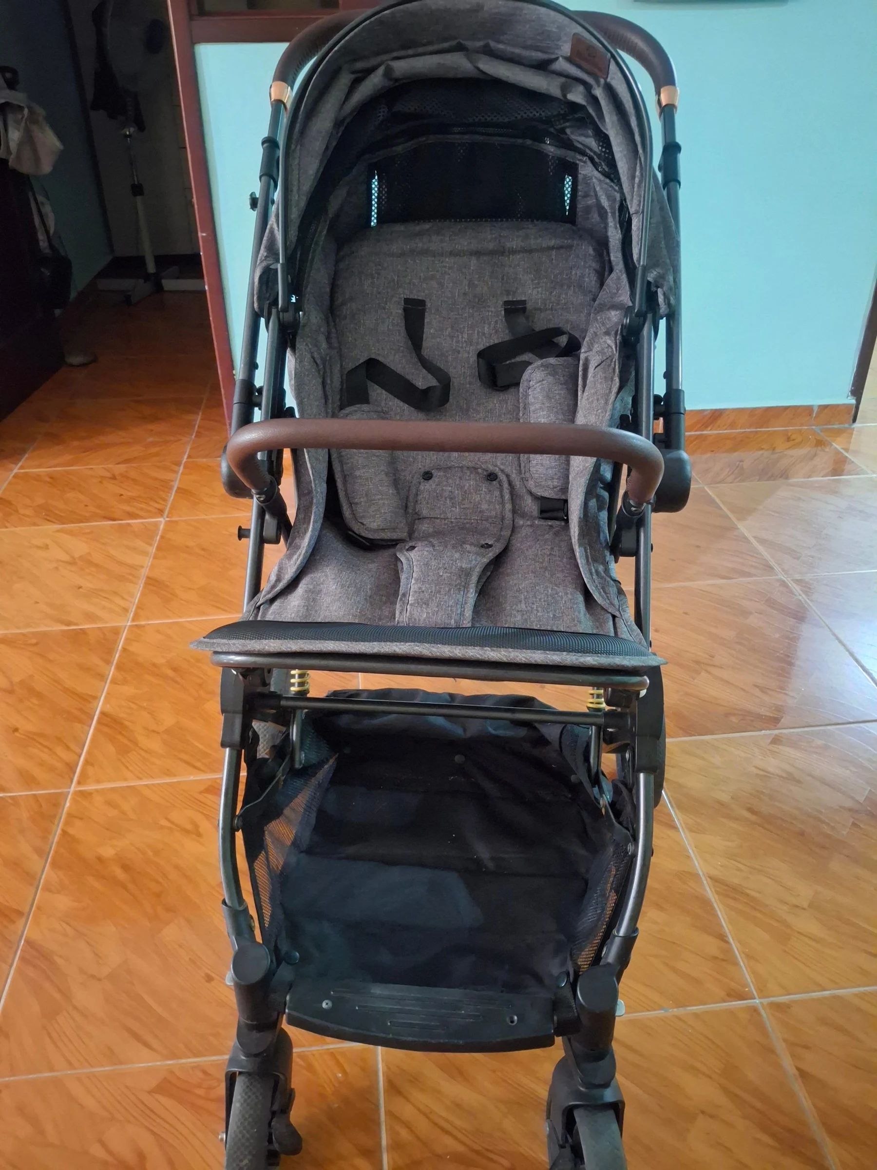 Strollers, Car Seats & Baby Carriers for Sale in Piedecuesta: Gray baby stroller with black frame, foldable — Colombia Move