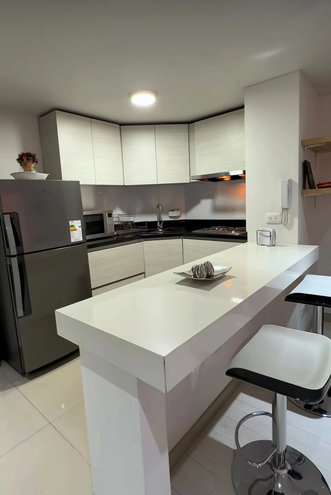 Apartamento con cocina tipo americana y barra