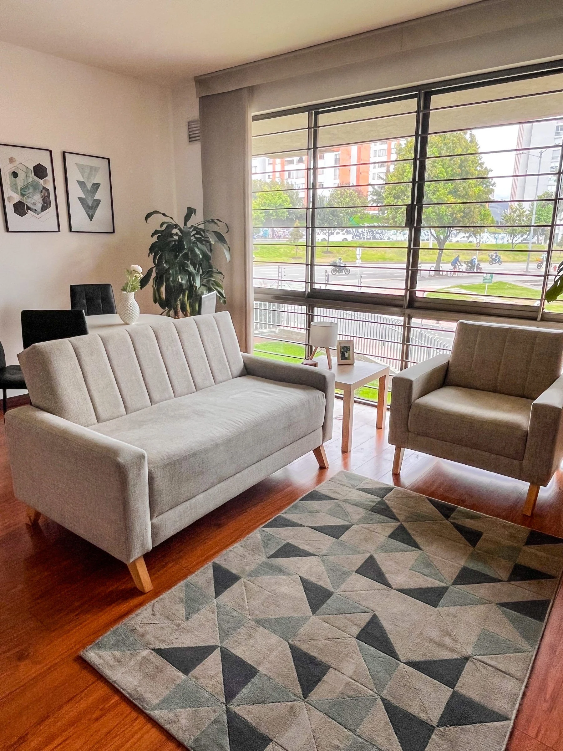 Venta de sofás y salas en Bogotá: Sala en venta: sofá gris de tres puestos y sillón a juego — Colombia Move