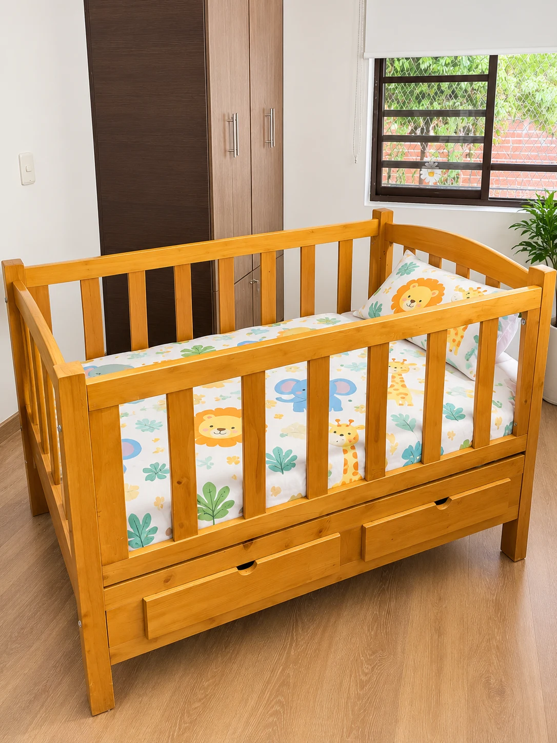 Venta de cunas, corrales y cuarto del bebé en Bucaramanga: Cuna de madera maciza en cedro para bebé con dos cajones y colchón — Colombia Move