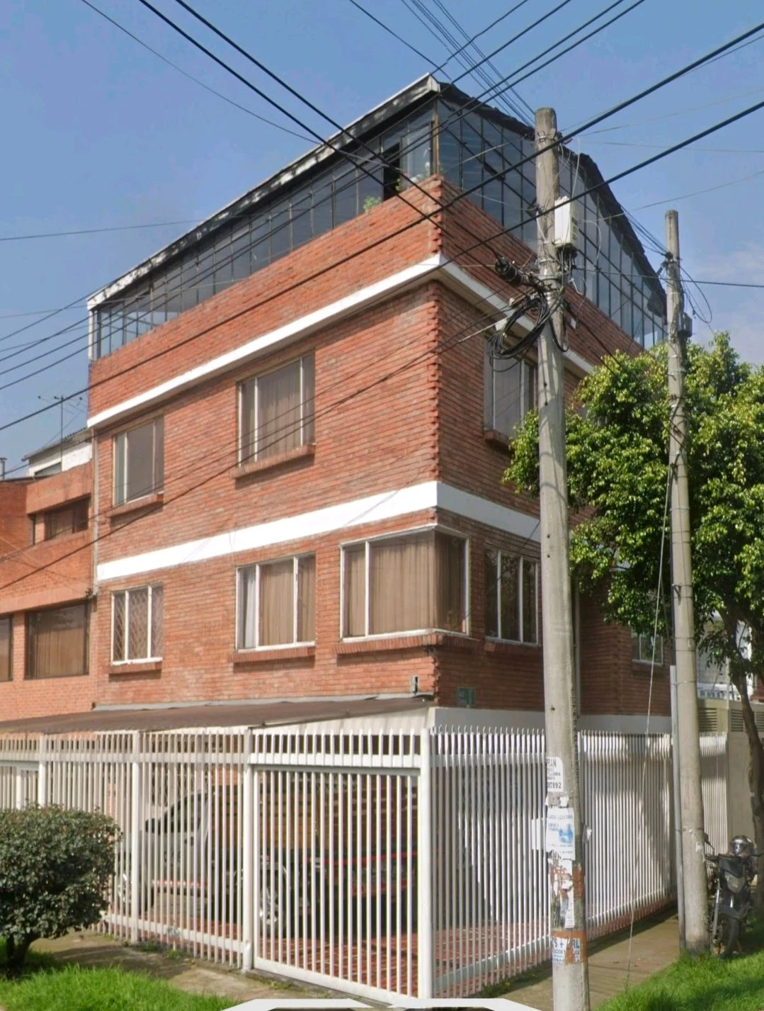 Venta de casa en Barrio Rionegro, Bogotá: Casa de 3 pisos esquinera — Colombia Move