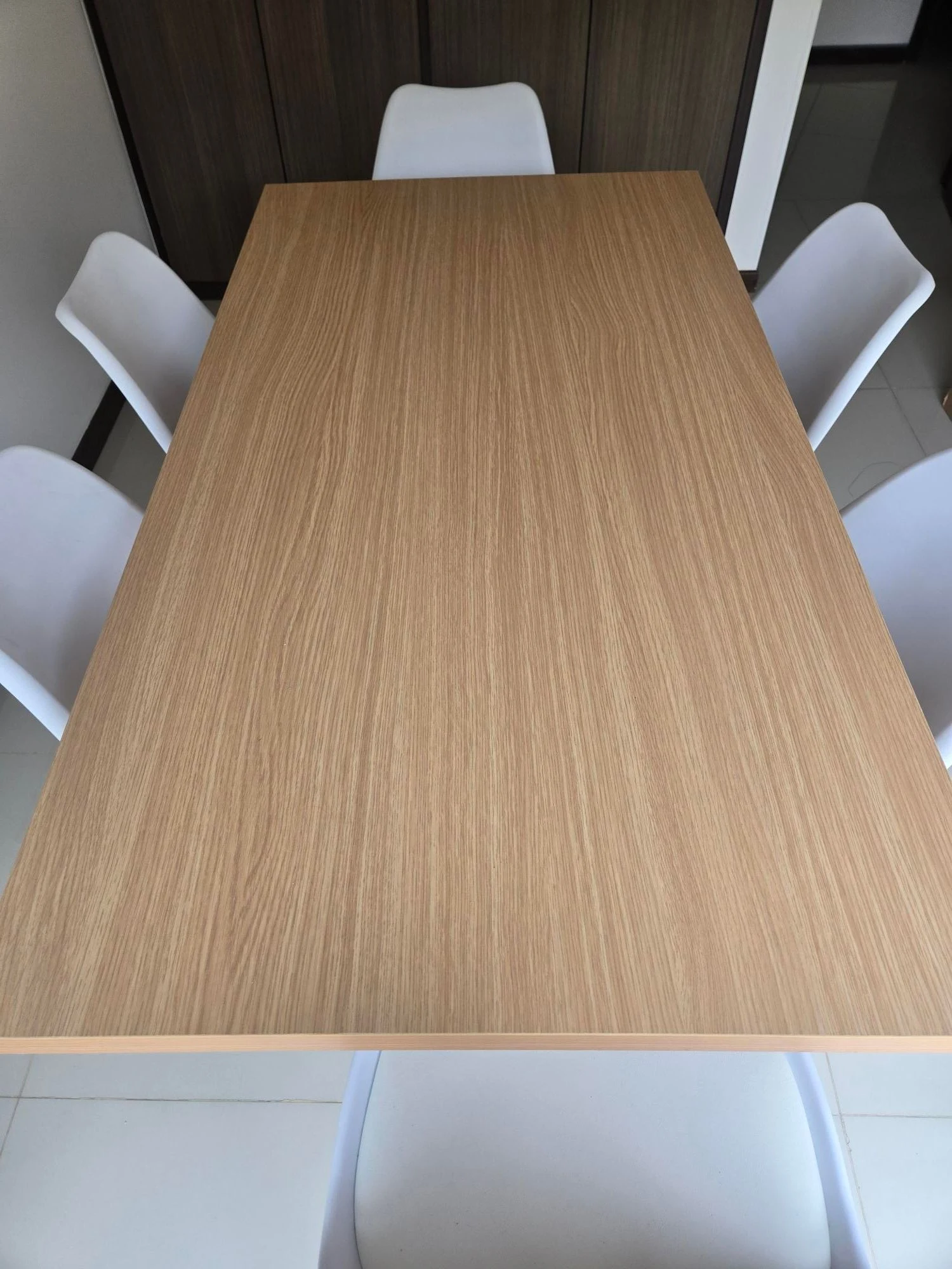 Venta de mesas y sillas en Cali: Comedor rectangular de madera con sillas blancas — Colombia Move