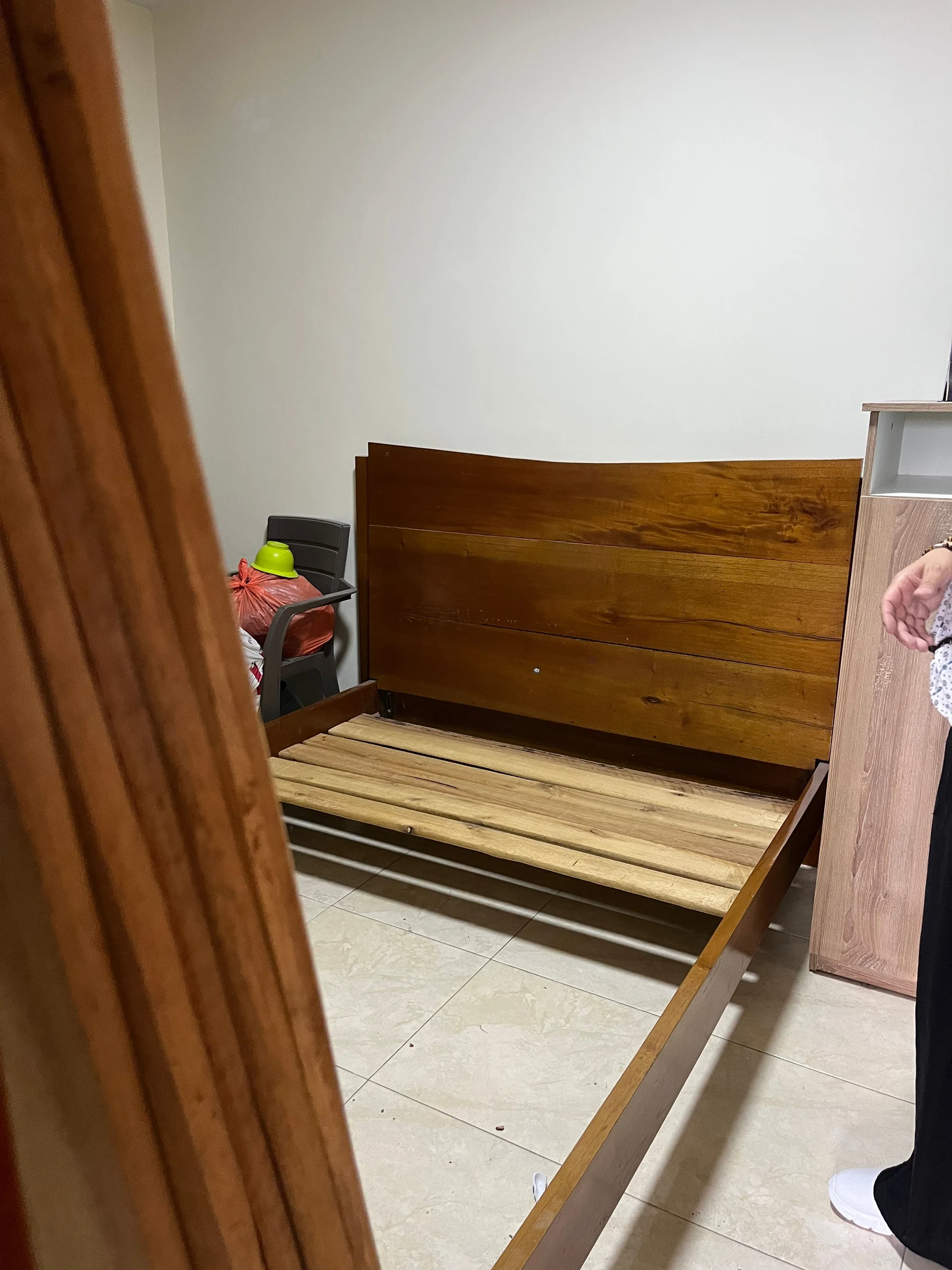Venta de camas y colchones en Pereira: Base de cama de madera cedro con cabecero y colchón marca Spring — Colombia Move