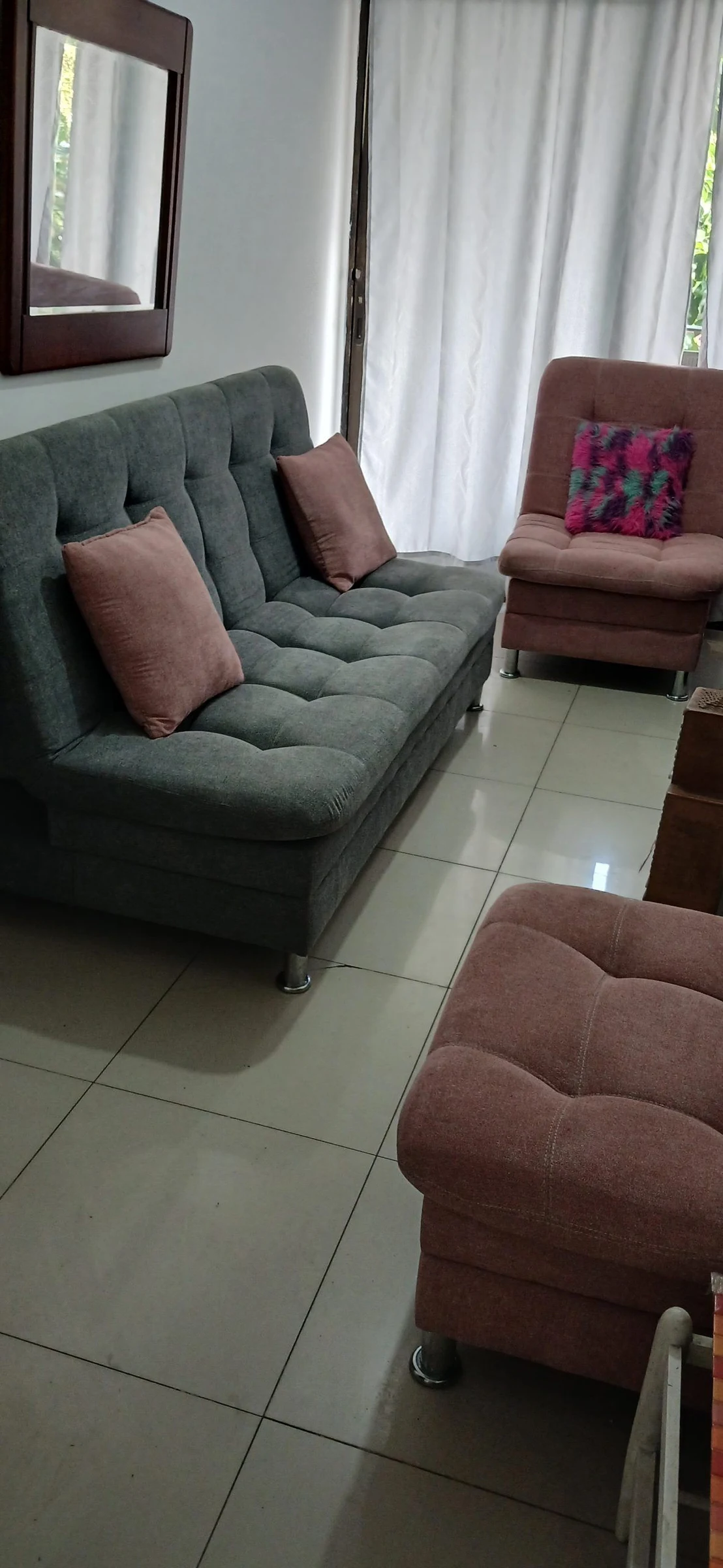 Venta de sofás y salas en Envigado, Medellín: Juego de sala gris y rosado en venta: sofá cama, poltrona y puff — Colombia Move