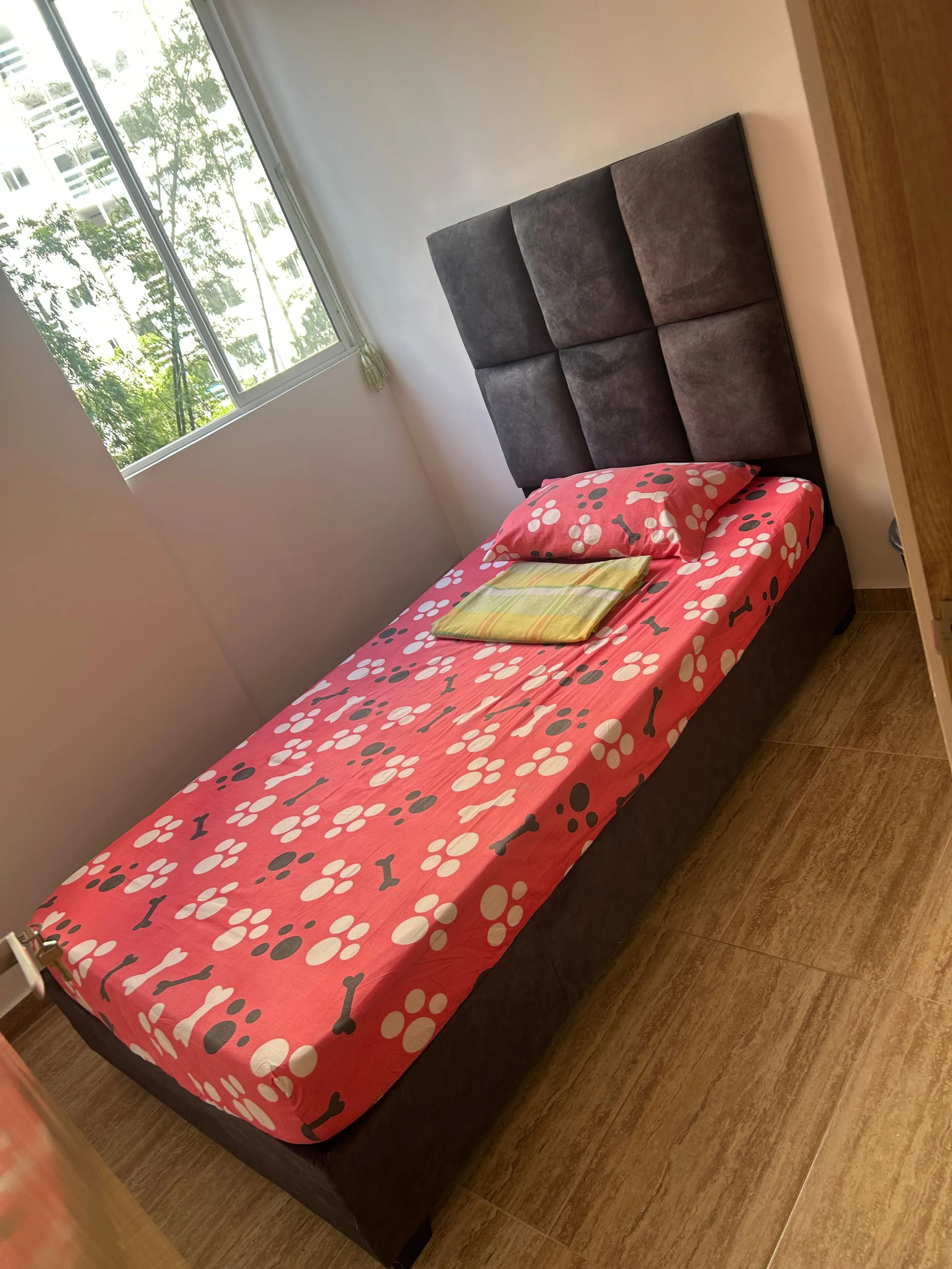 Se alquila habitación amoblada