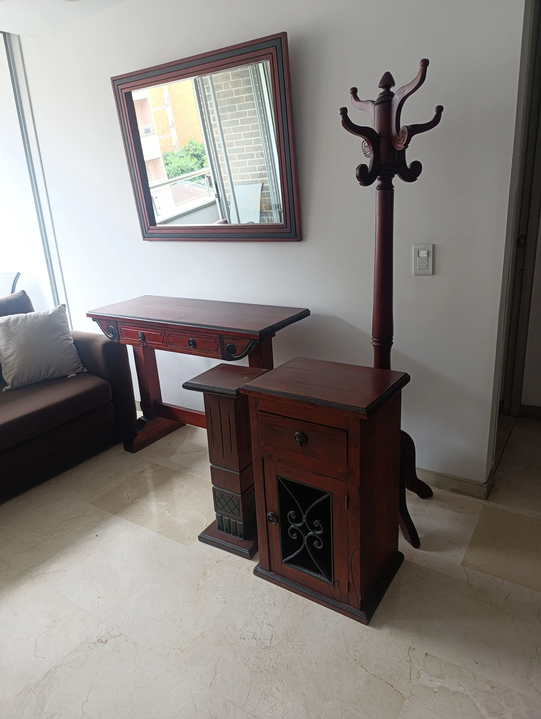 Venta de otro mueble en Medellín: Juego de consola , 5 piezas, en hierro forjado y madera — Colombia Move