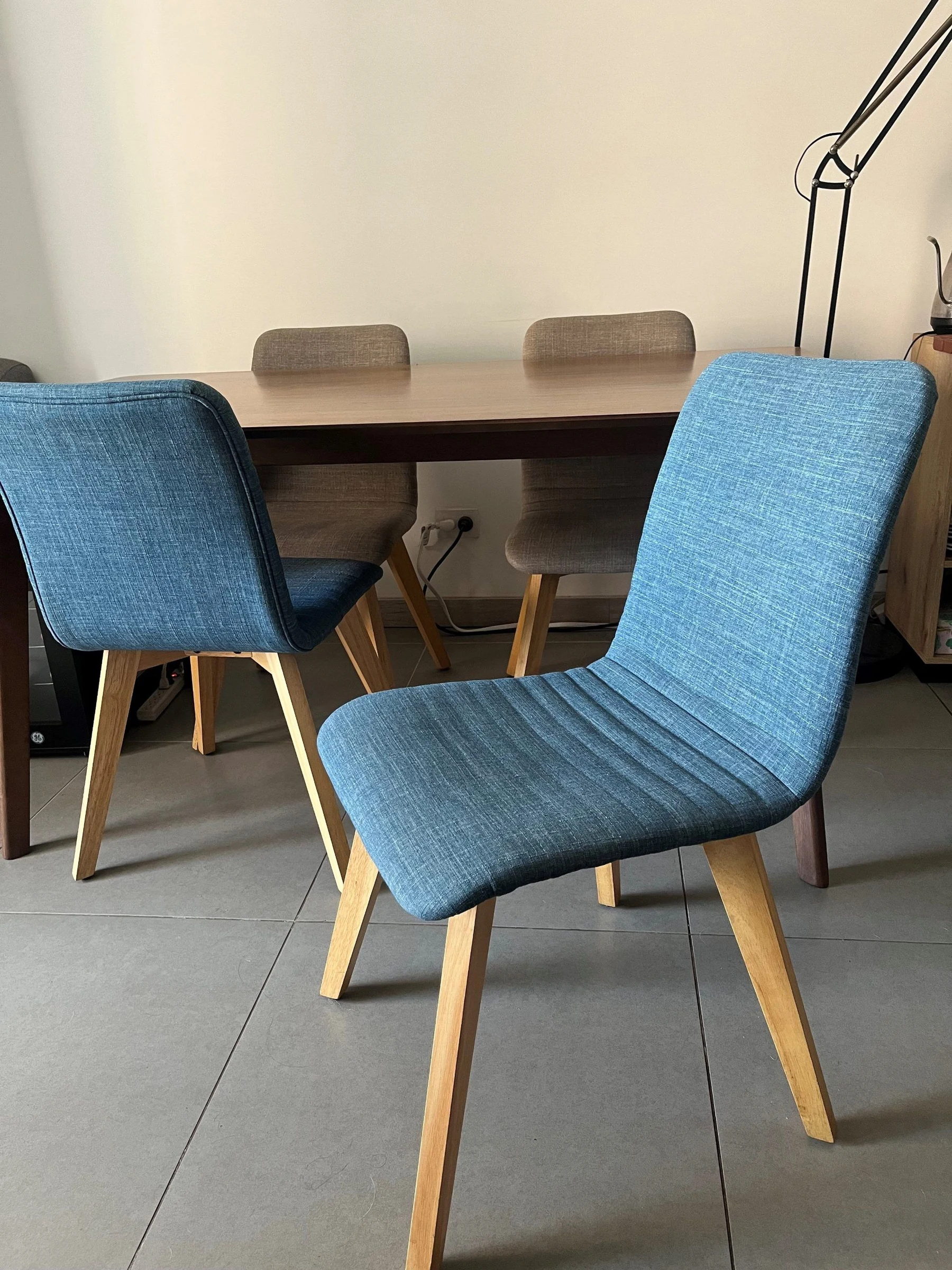 Venta de mesas y sillas en Medellín: Juego de sillas y mesa de comedor — Colombia Move