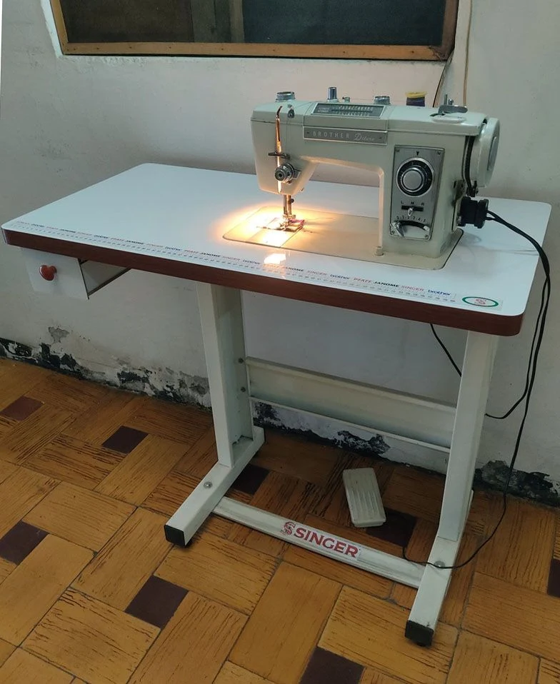 Máquina de Coser Brother Deluxe 685 Japonesa con mueble nuevo.