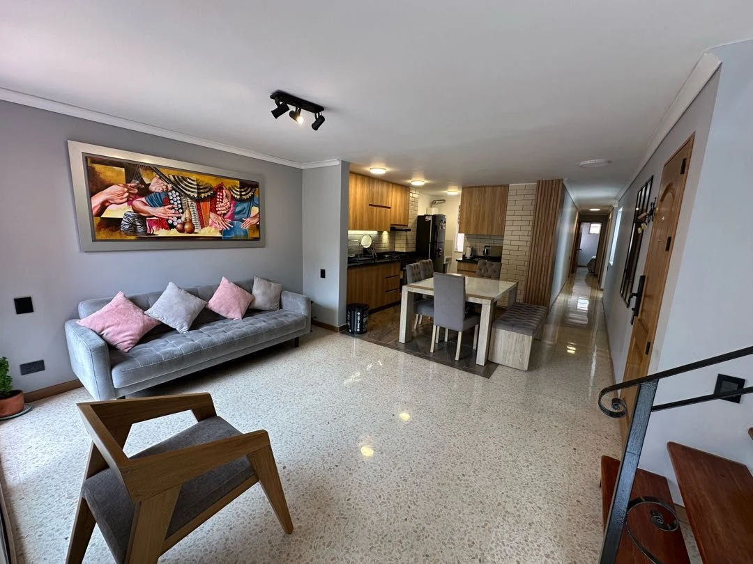 Venta de apartamento en Conquistadores, Medellín: APARTAMENTO DÚPLEX REMODELADO EN VENTA – CONQUISTADORES / LAURELES — Colombia Move