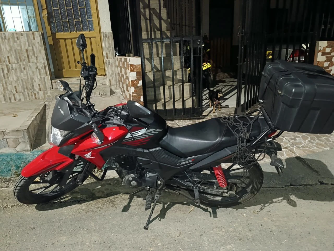 Venta de motos en Ibagué: Motocicleta Honda roja con maletero trasero — Colombia Move