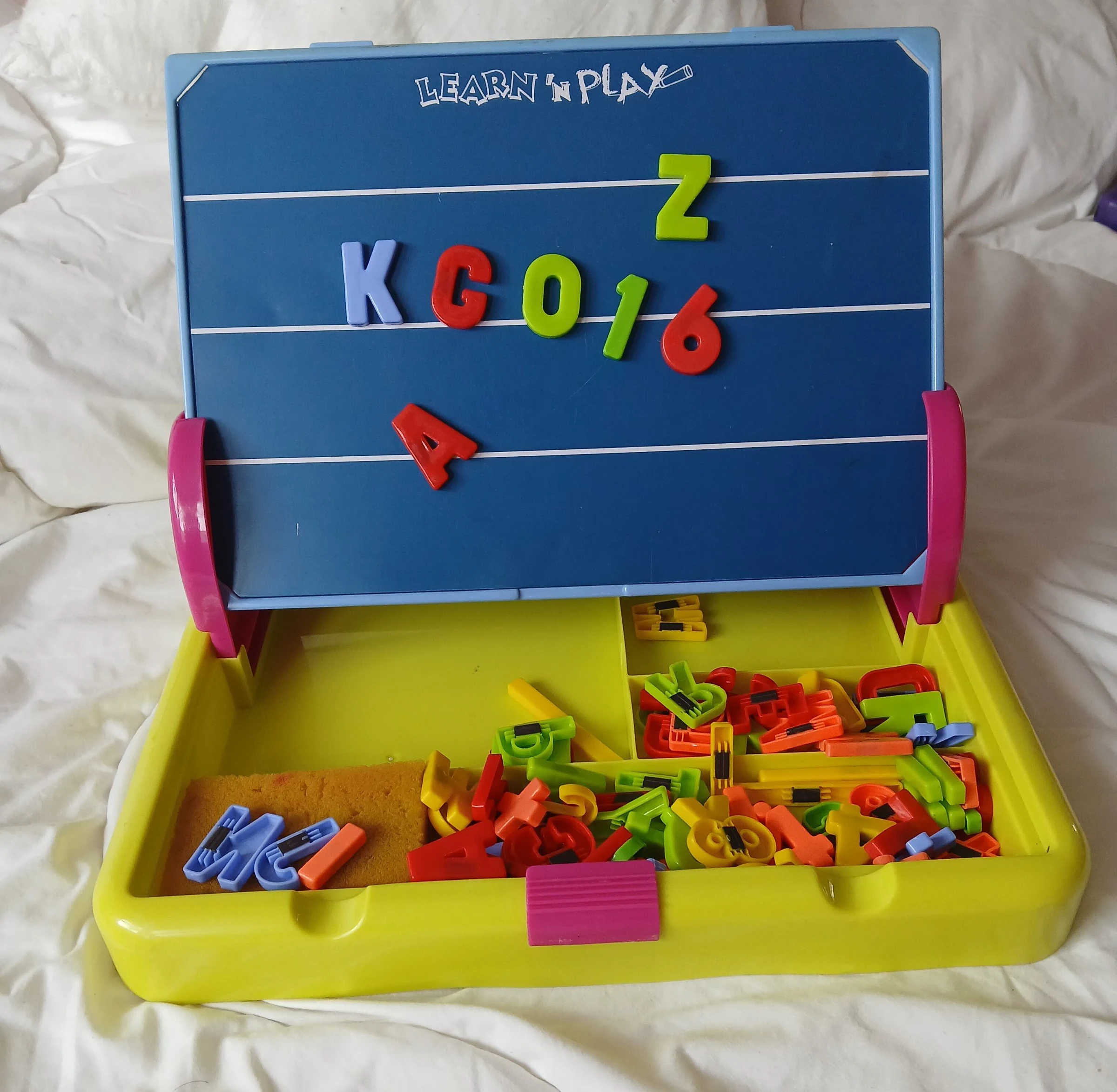 Venta de juguetes y estimulación en Bogotá: Tablero magnético infantil Learn 'N Play con letras — Colombia Move