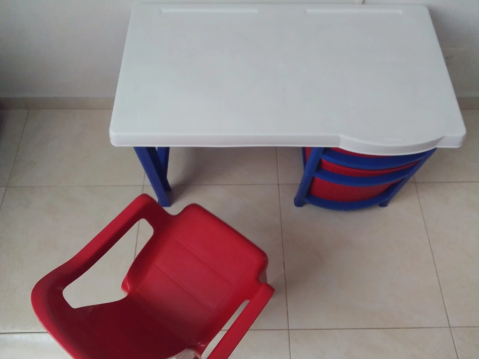 SE VENDE ESCRITORIO PARA NIÑO CON SILLA EN BUEN ESTADO