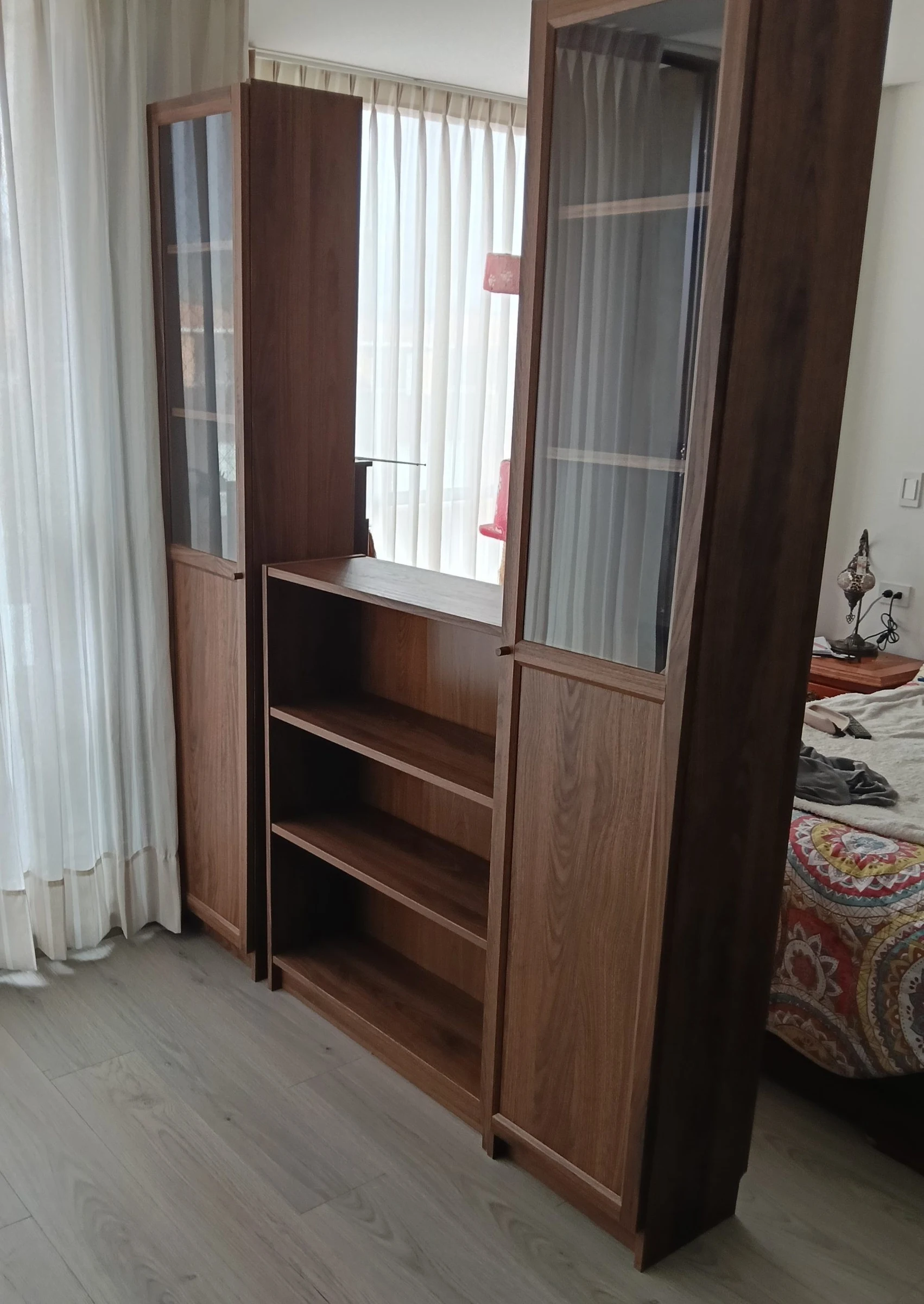 Venta de clósets y almacenamiento en Chía: VENTA BIBLIOTECA MODULAR DE MADERA COLOR CAFÉ CON PUERTAS DE VIDRIO — Colombia Move