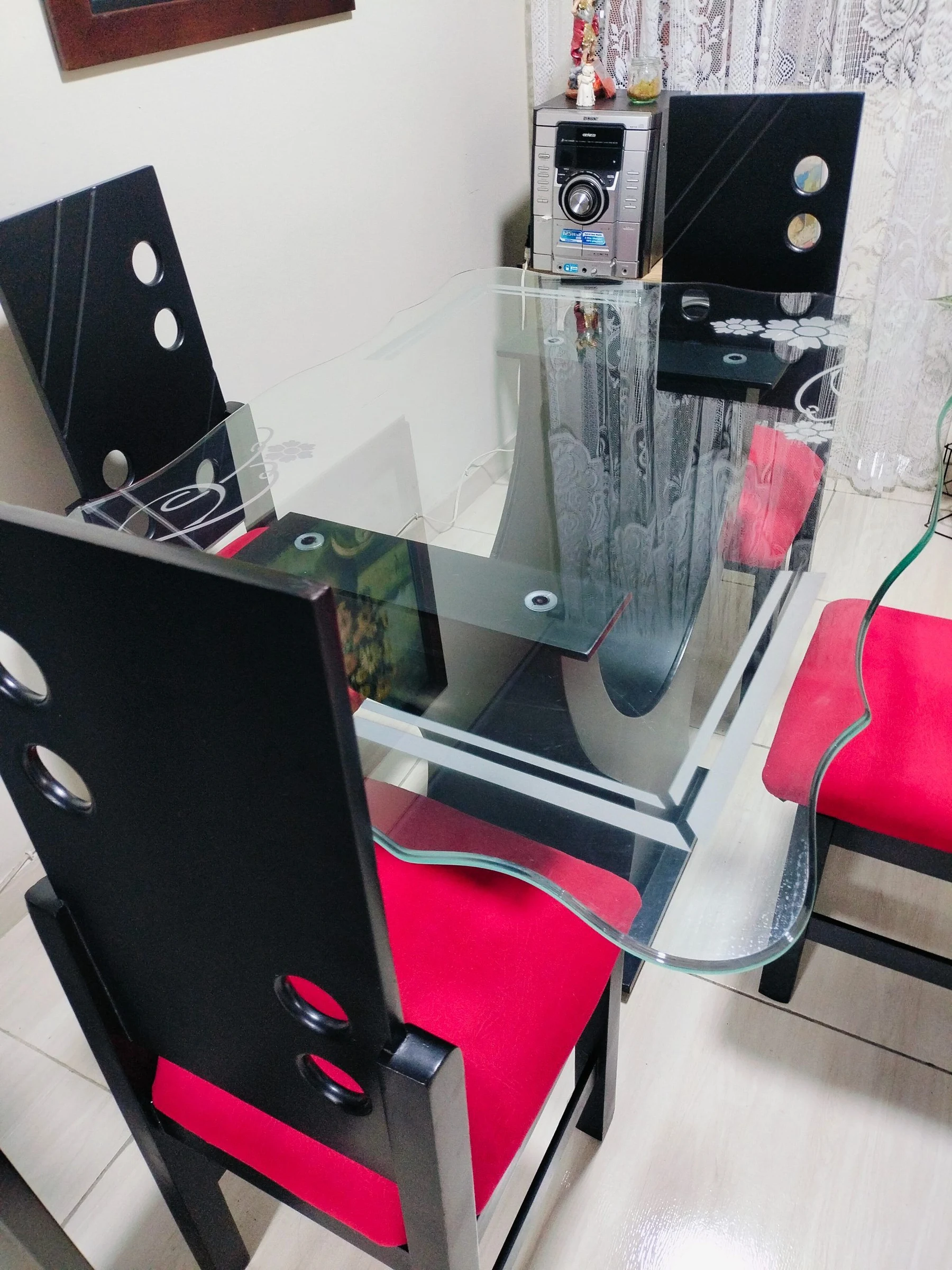 Venta de cocina y comedor en Villamaría, Manizales: Comedor de 4 sillas color rojo - buen estado — Colombia Move