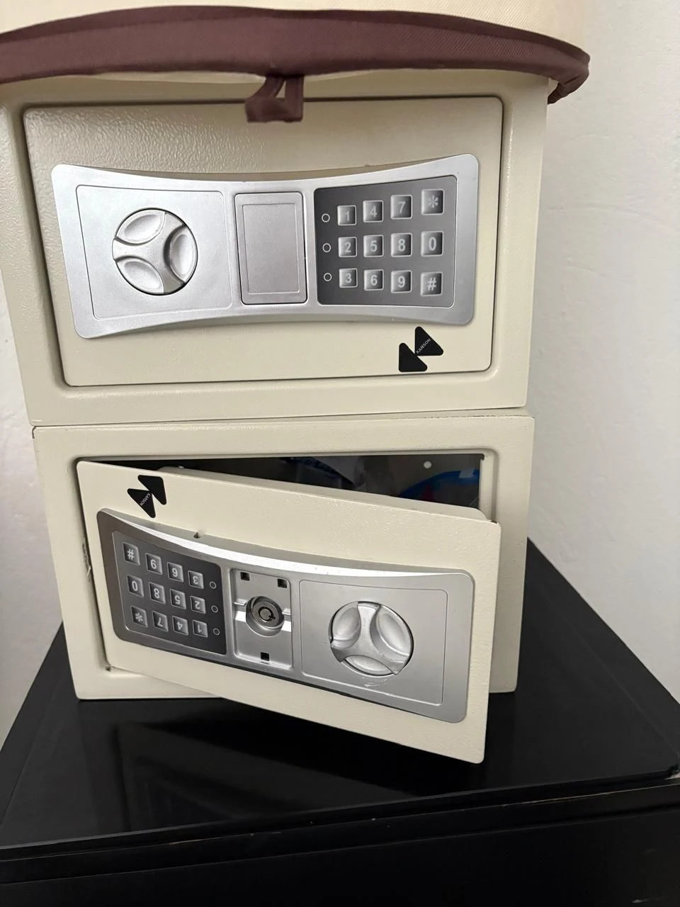 Venta de otro mueble en Bocagrande, Cartagena: Dos cajas fuertes electrónicas color crema con teclado — Colombia Move