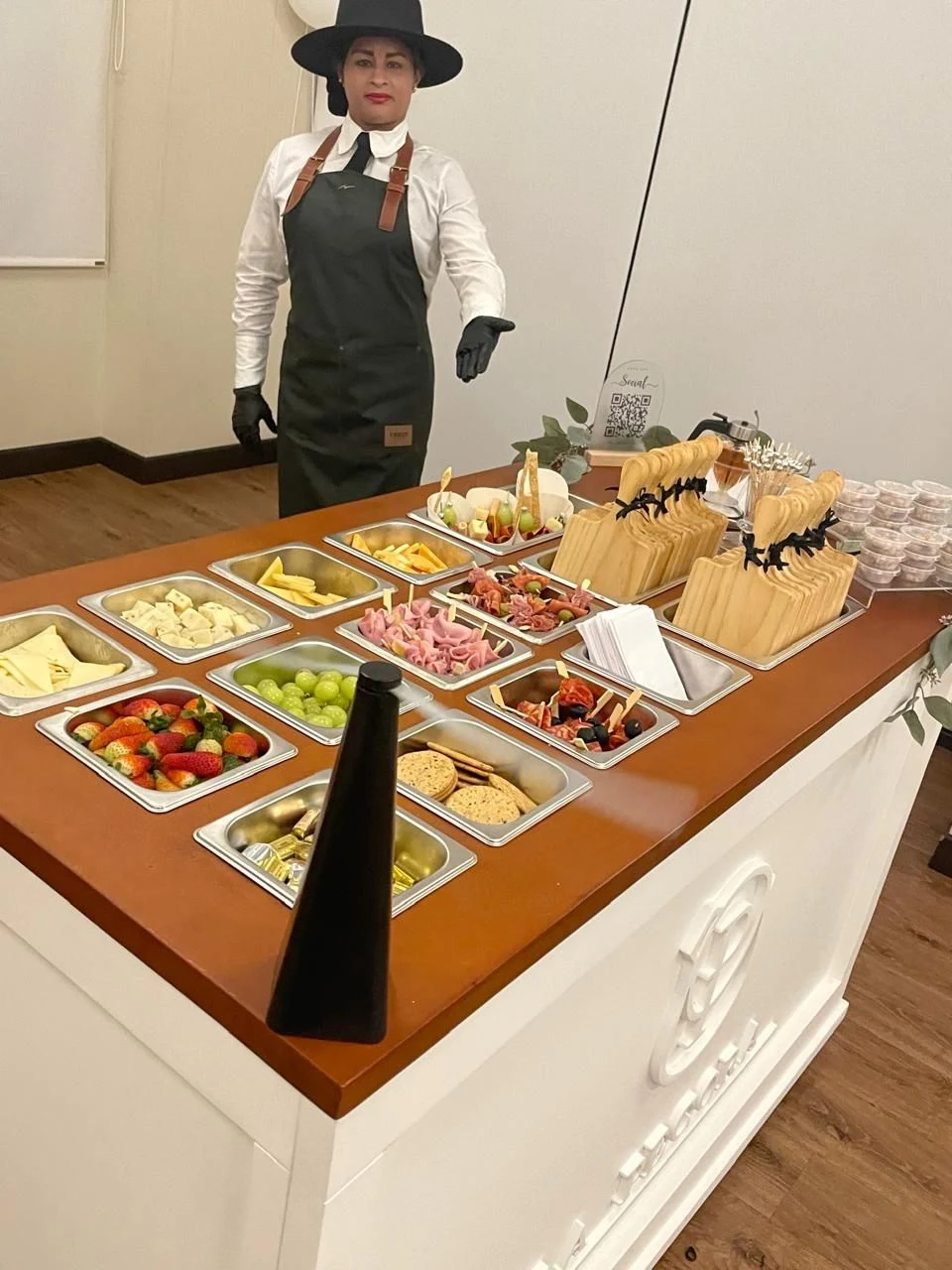 Servicio en Bogotá: Barra de quesos y charcutería, pasabocas y comida árabe para eventos — Colombia Move