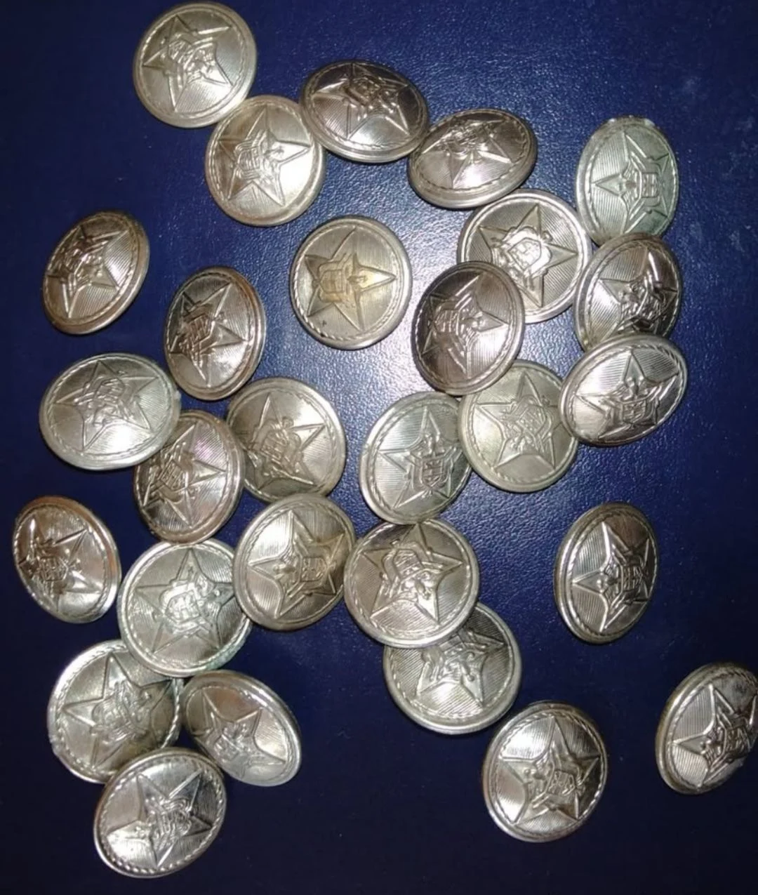 Venta de ropa de hombre en Centro Histórico, Tunja: Lote de botones antiguos con estrella y escudo — Colombia Move