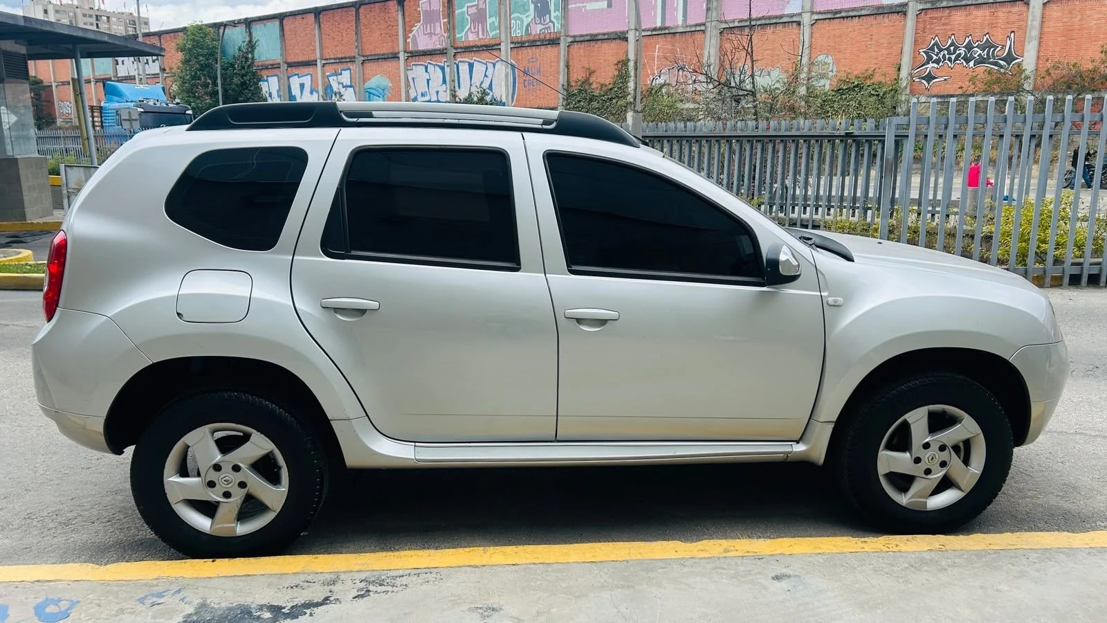 Venta de carros en Bogotá: Renault Duster Dynamique 2014 2.0 4x2 mecánica gris plata 113.640 km gasolina — Colombia Move