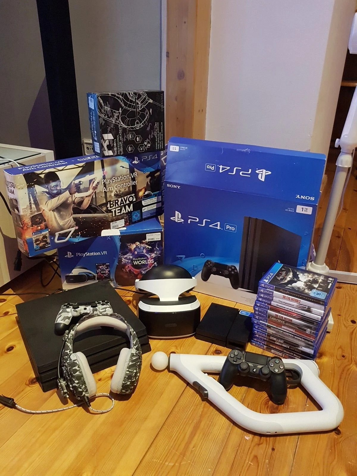 Venta de consolas y videojuegos en Cartagena: Nueva y original consola Sony PlayStation 4 Pro de 1 TB. Incluye muchísimos juegos y 2 mandos. — Colombia Move