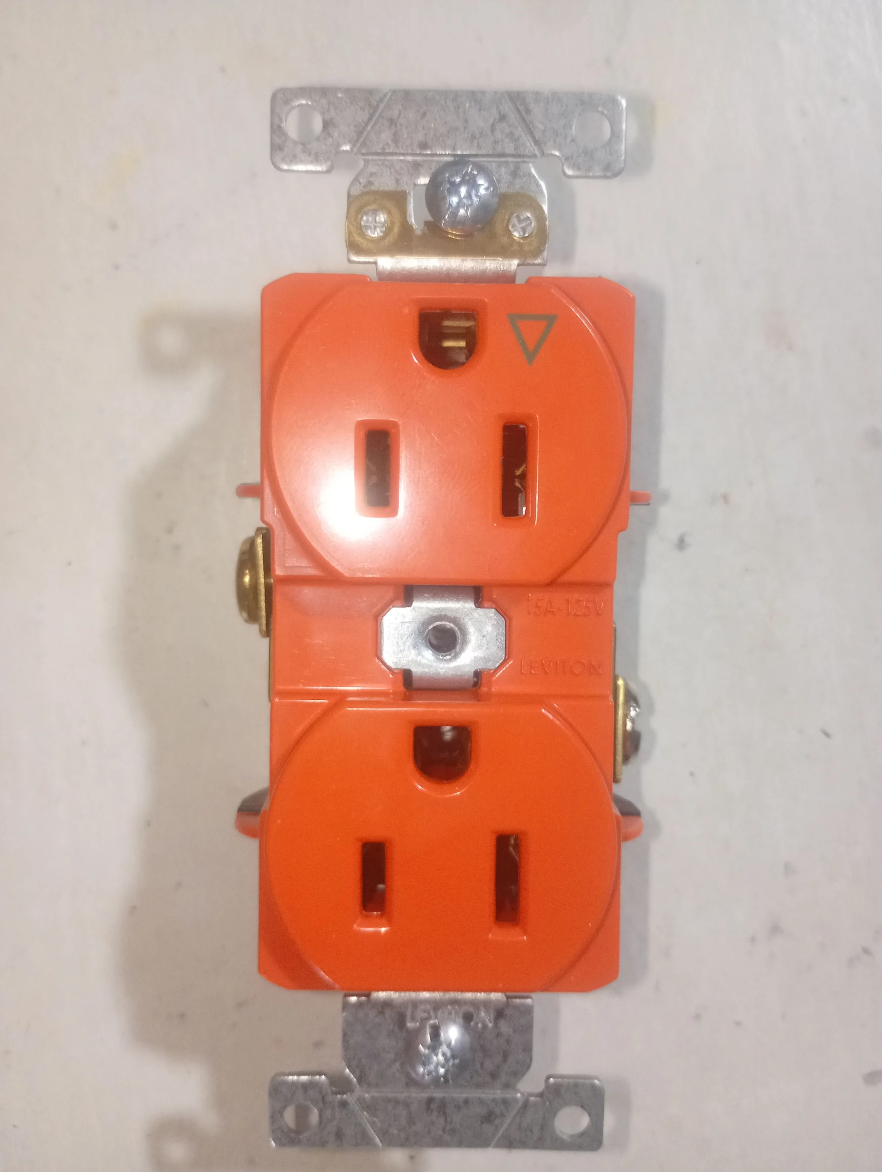 Venta de otra electrónica en Buenos Aires, Medellín: Toma corriente anaranjado Leviton de 15A 125V — Colombia Move
