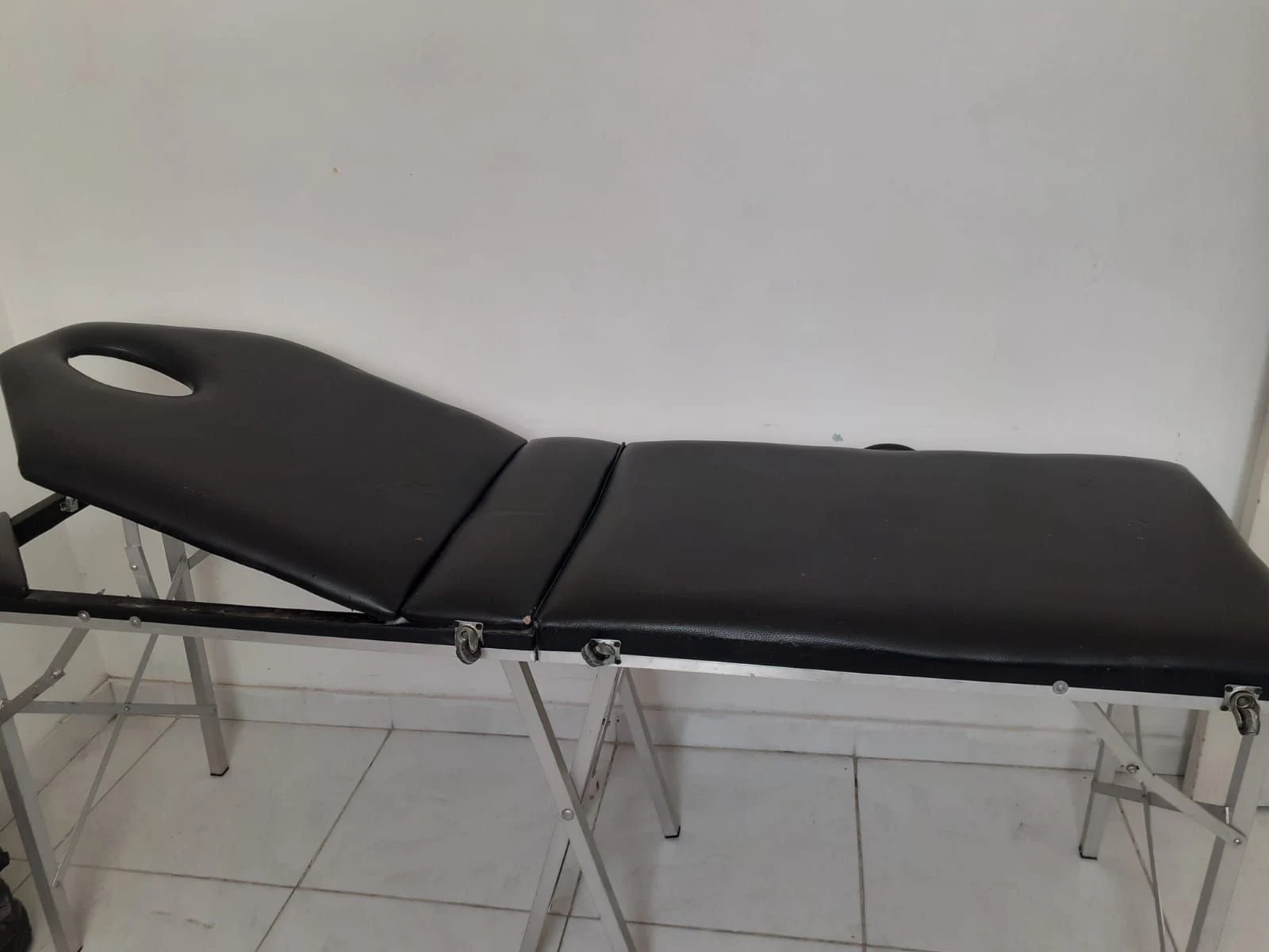 Venta de otra belleza en Medellín: Camilla para masajes negra con estructura metálica y ruedas — Colombia Move