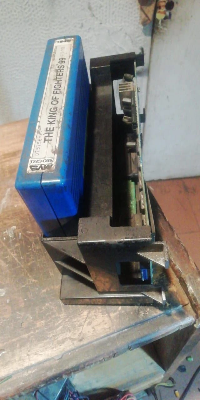 Venta de consolas y videojuegos en Bogotá: Consola SNK MVS con cartucho The King of Fighters 99 — Colombia Move