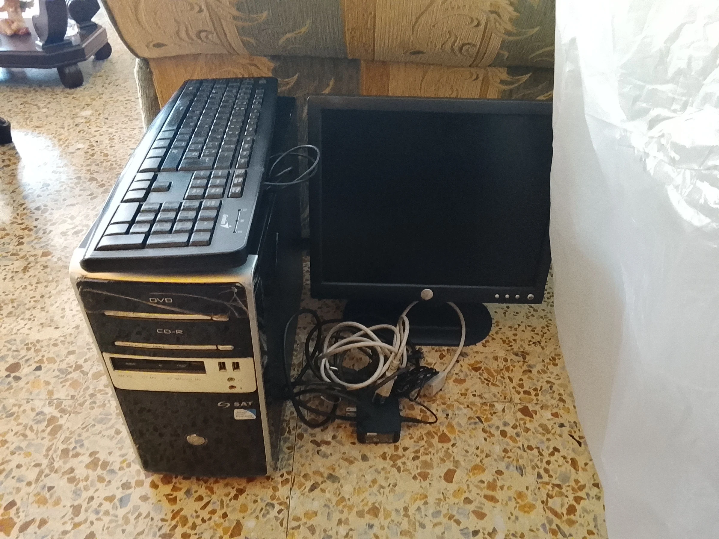 Computers & Laptops for Sale in Villas de Granada, Bogotá: SAT tower combo, Dell 17 monitor and Genius keyboard for parts — Colombia Move