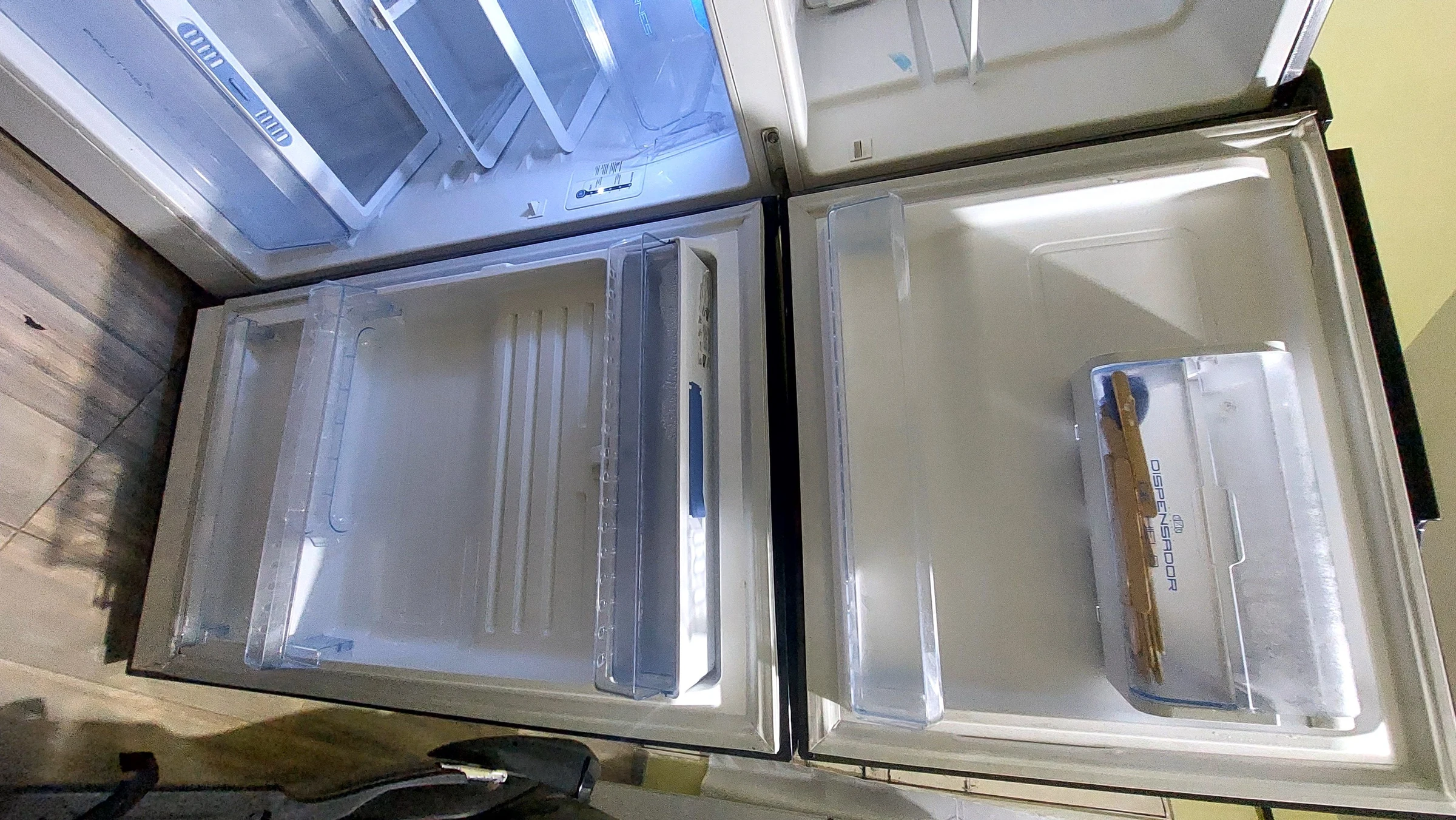 Venta de electrodomésticos en Cali: Nevera Challenger color oscuro y lavadora whirlpool — Colombia Move