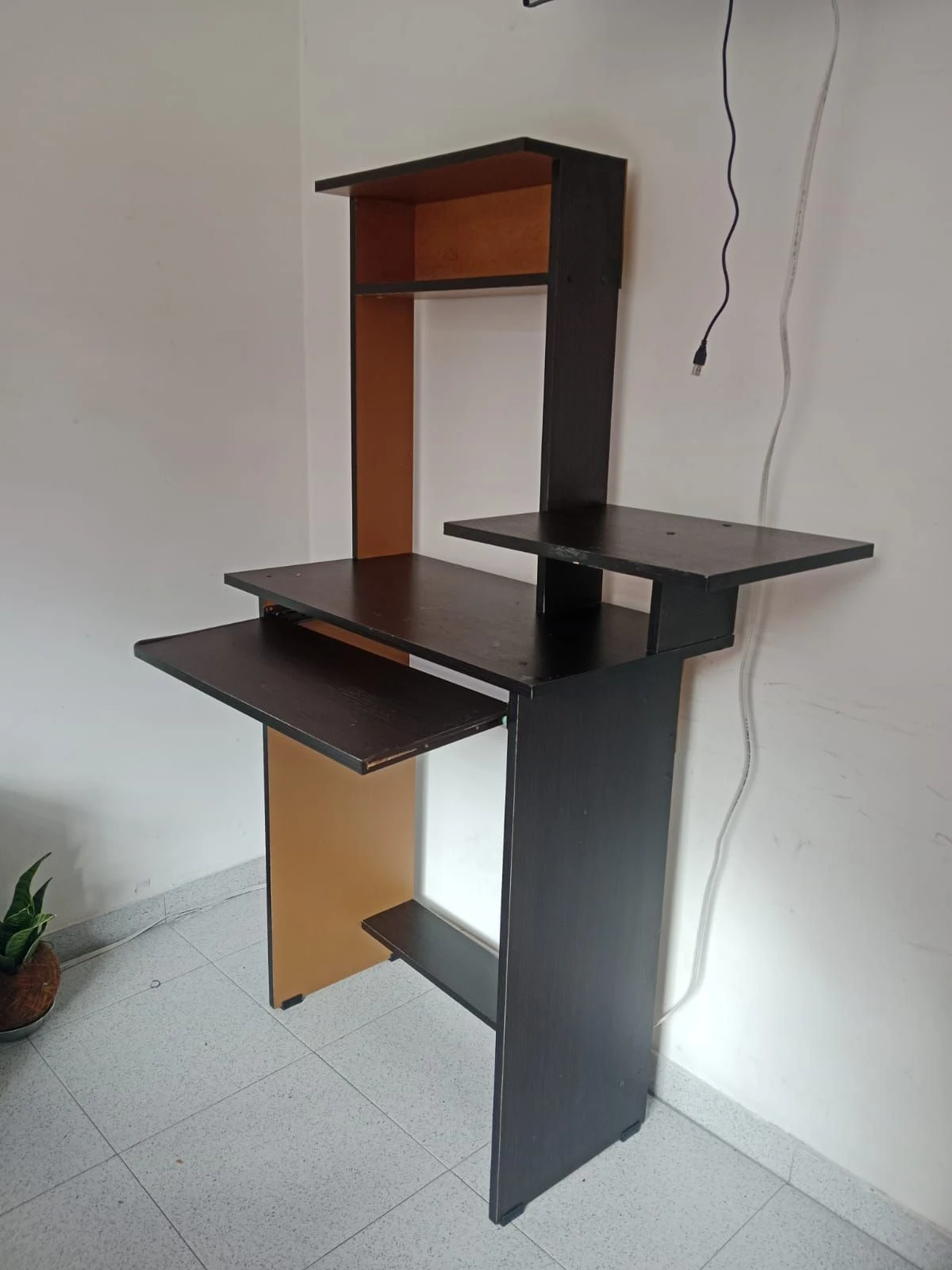 Venta de escritorios y oficina en Carlos Lleras Restrepo, Bogotá: Escritorio / Centro de Cómputo con Repisas y Bandeja — Colombia Move
