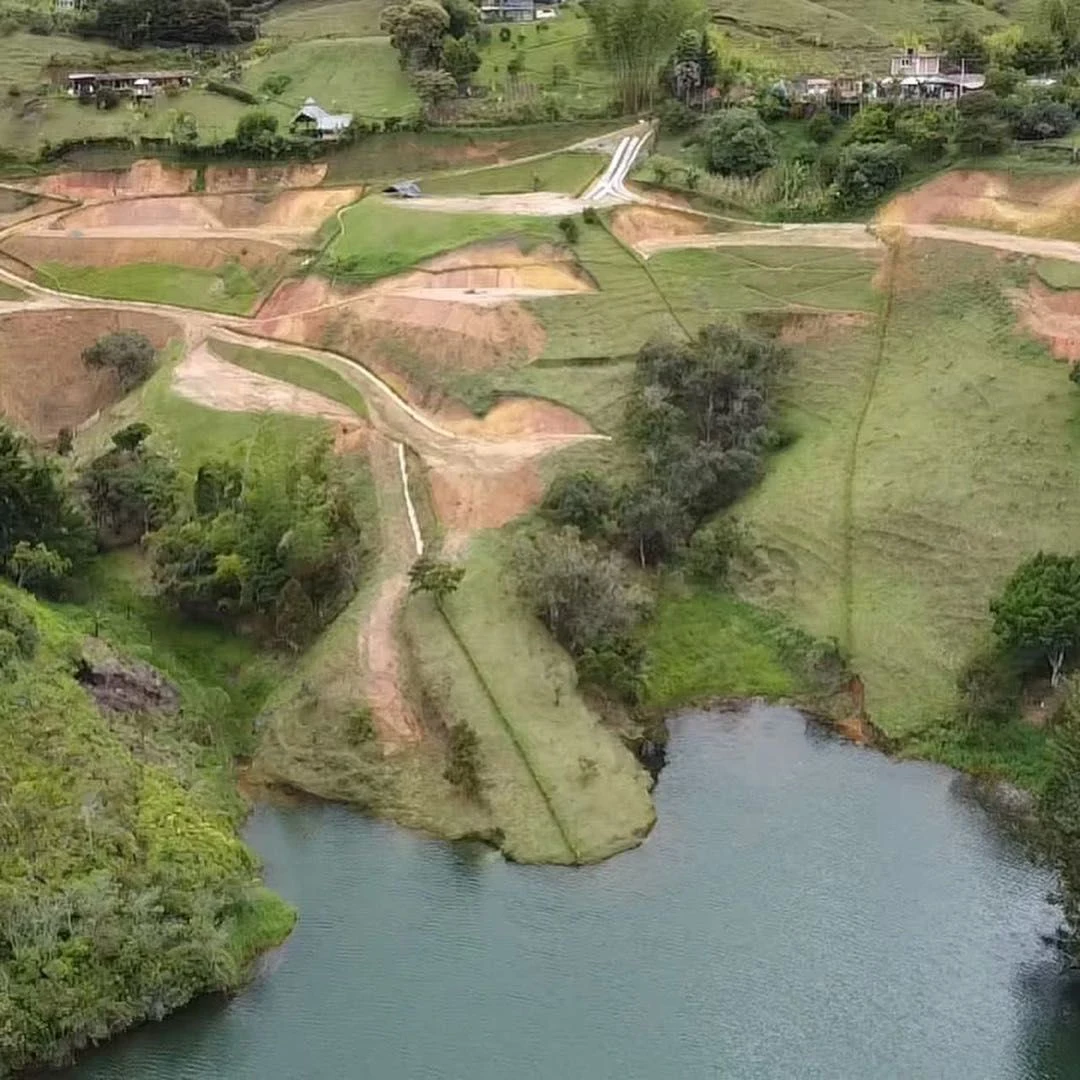 Lot / Land for Sale in La Peña, Guatapé: Lot for sale in Guatapé with access to the reservoir! — Colombia Move