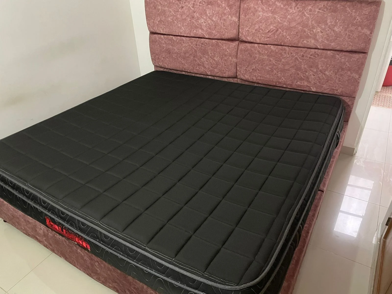 Venta de camas y colchones en Medellín: Cama Pullman King con cabecero tapizado rosado y colchón negro — Colombia Move