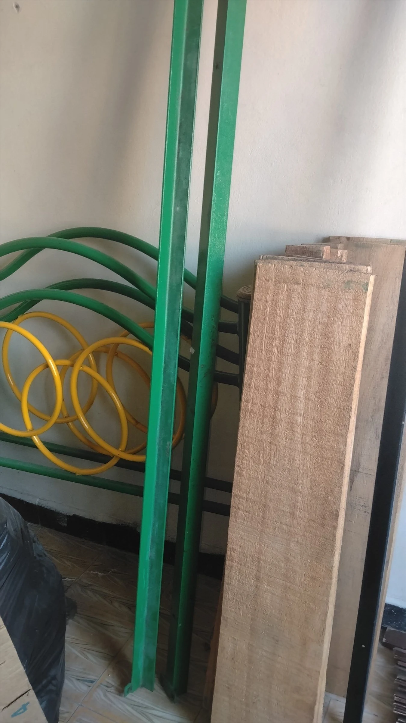 Venta de camas y colchones en Bucaramanga: Estructura de cama metálica verde con tablas de madera y tornillos — Colombia Move