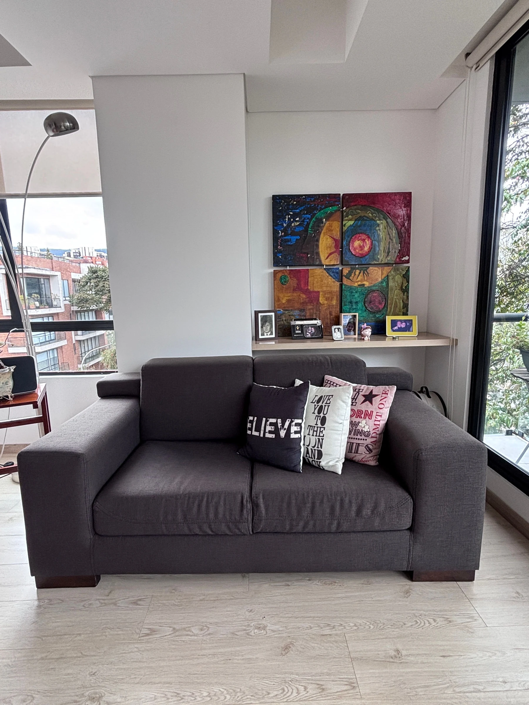 Venta de sofás y salas en Bogotá: Sofá de dos puestos gris oscuro en buen estado - Bogotá — Colombia Move