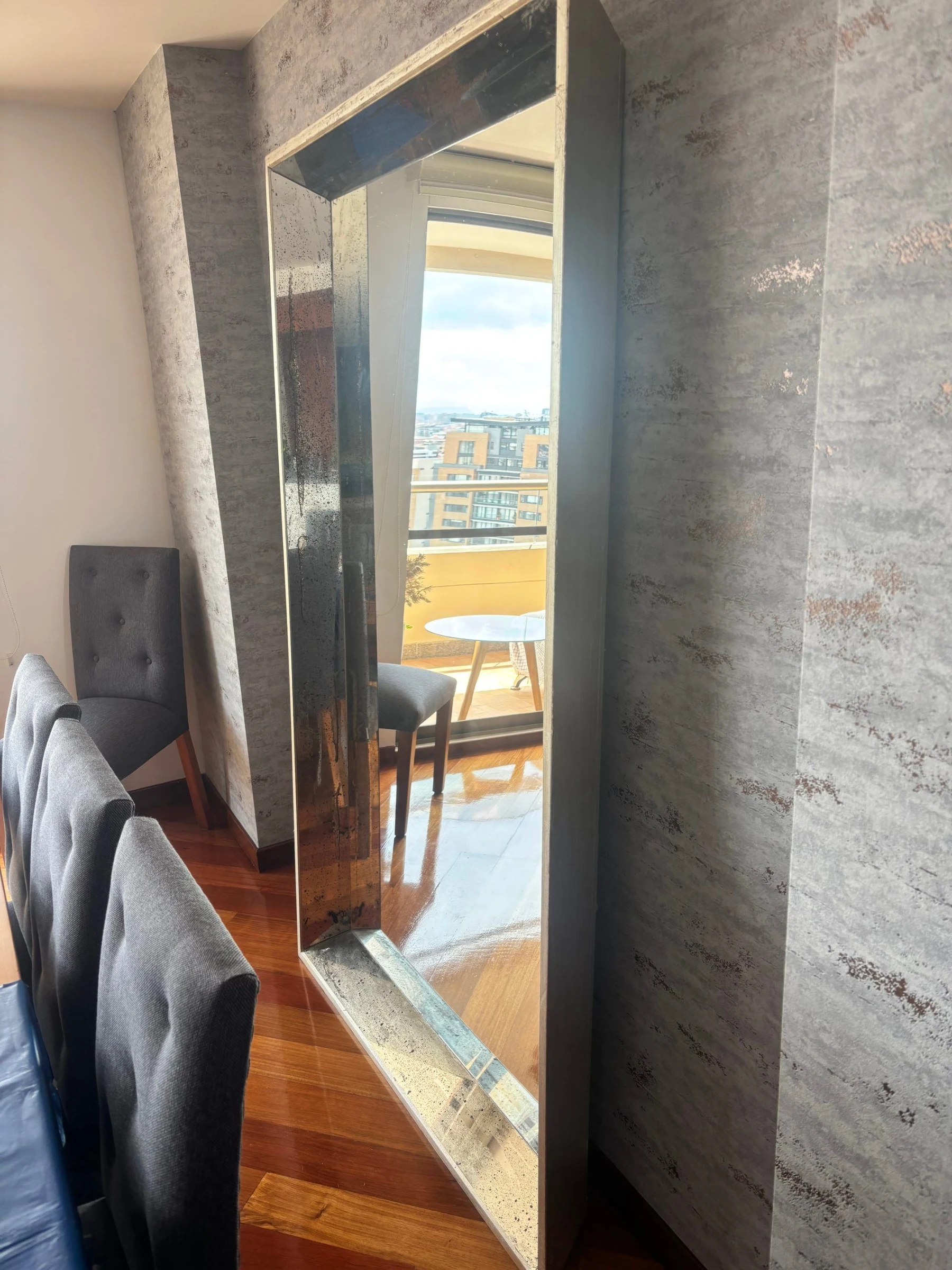 Venta de decoración y hogar en Usaquén, Bogotá: Hermoso Espejo de piso con marco biselado envejecido 2,00 x 1,20 x 0,15 — Colombia Move