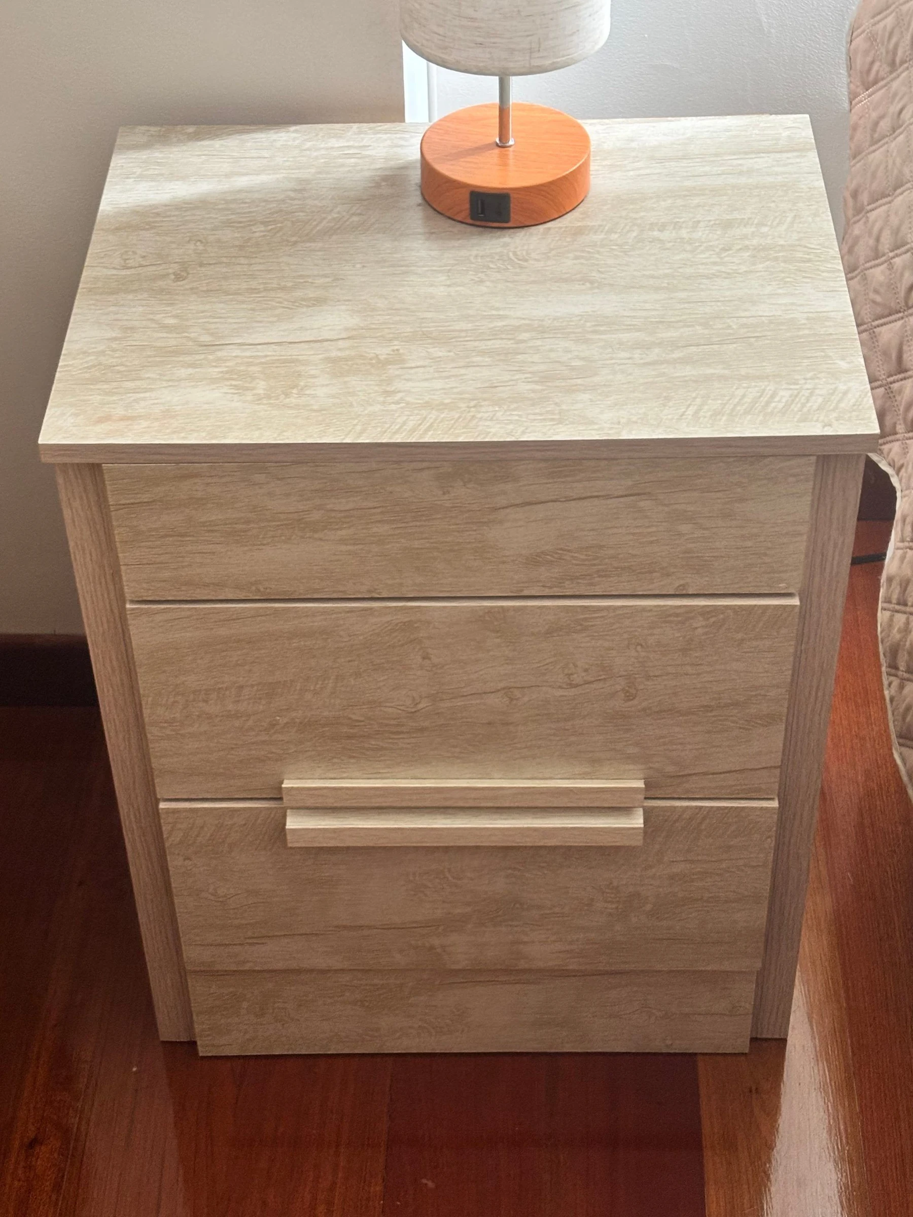 Venta de camas y colchones en Usaquén, Bogotá: Mesa de noche de dos cajones en acabado madera clara — Colombia Move