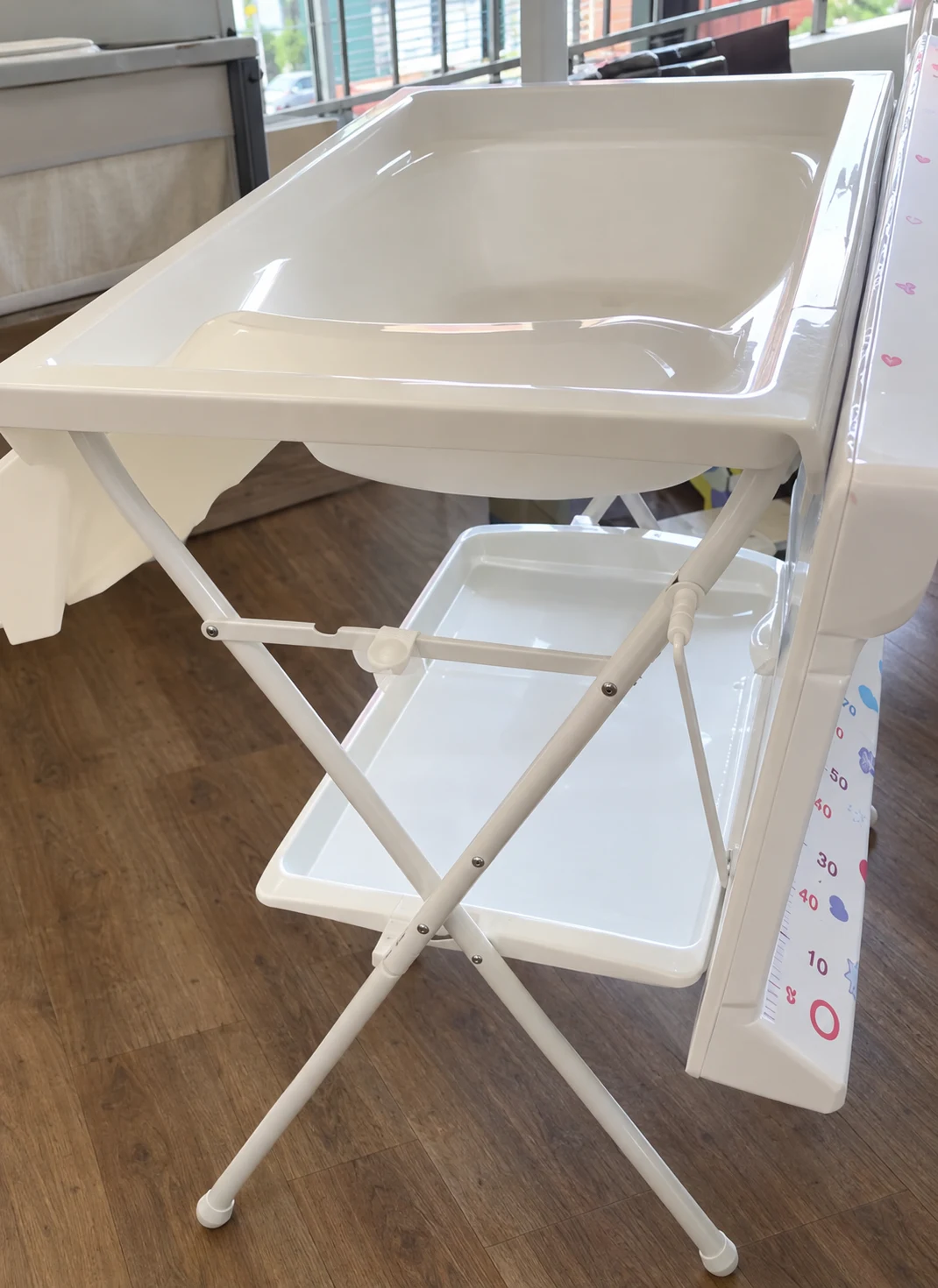 Venta de cunas, corrales y cuarto del bebé en Bogotá: Moisés mecedor para bebé gris con base plegable y mosquitero — Colombia Move