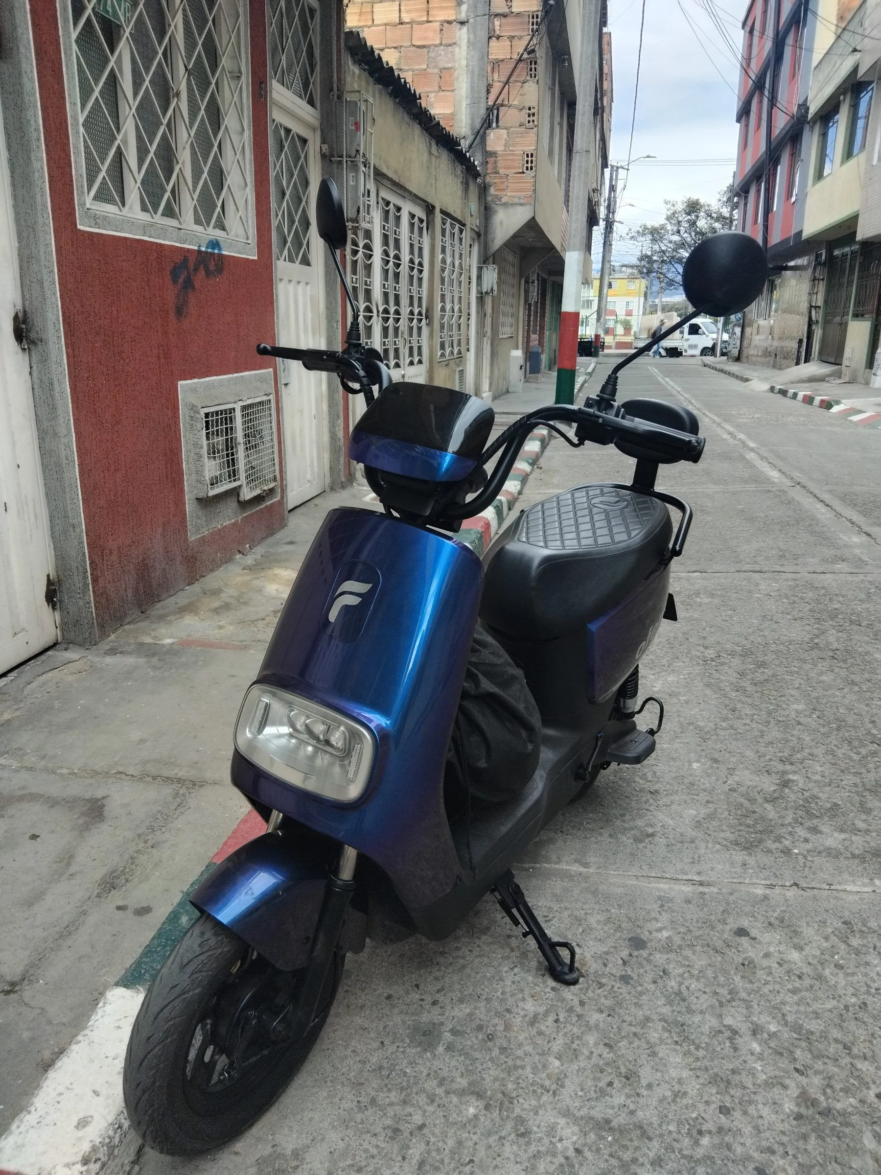 Venta de motos en Bogotá: Moto scooter eléctrica azul metalizada — Colombia Move