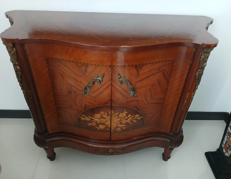 Venta de mesas y sillas en Centro, Pereira: Diseño clásico de estilo Luis XV francés. Mueble Petit Cómoda Madera, Herrajes originales en excelente estado y cuidado — Colombia Move