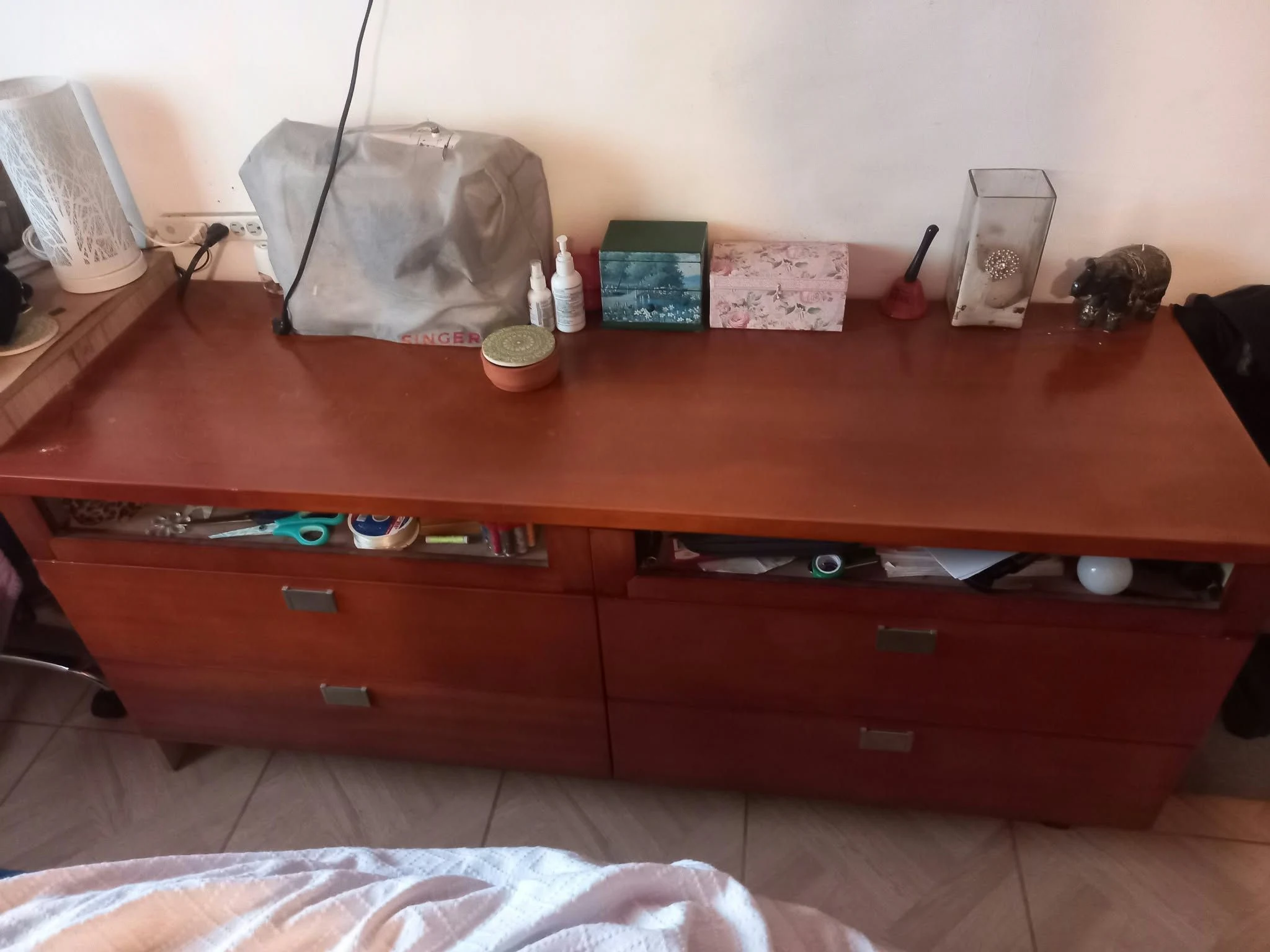 Venta de clósets y almacenamiento en El Peñol, Medellín: Credenza / Mueble Bajo para TV en Madera Maciza Laqueada (160 cm de Ancho) — Colombia Move
