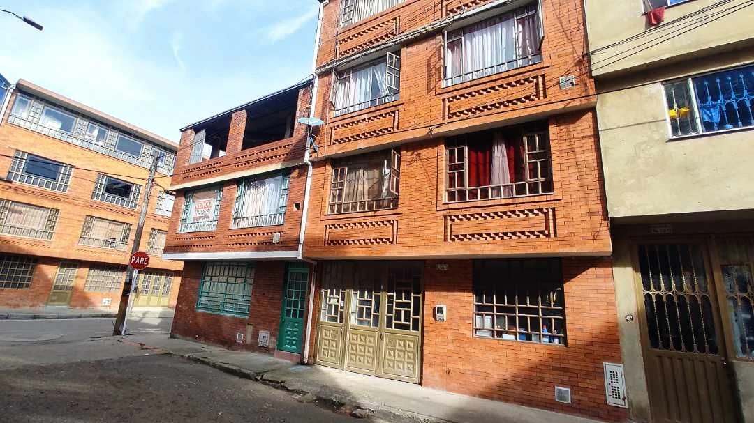 Venta de local comercial / hotel en Engativá, Bogotá: ENGATIVA, Edificio, 4 apartamentos, 140 M2 — Colombia Move