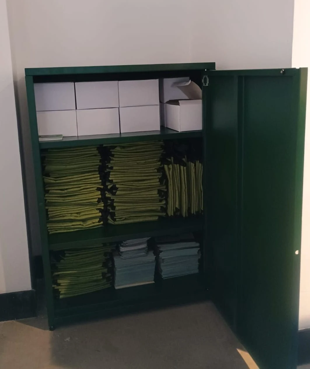 Venta de clósets y almacenamiento en Bogotá: Archivador metálico verde en venta — Colombia Move