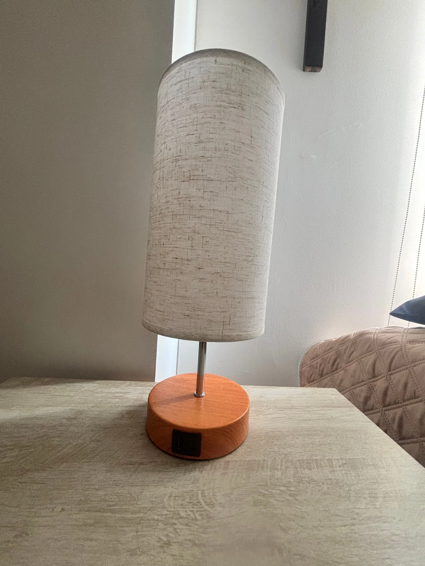 Venta de decoración y hogar en Usaquén, Bogotá: Lámpara de mesa con pantalla de lino y base de madera en venta, Carga USB incorporado, encendido touch — Colombia Move