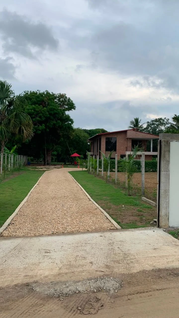 Acceso exterior y fachada de la casa destacada en San Bernardo del Viento