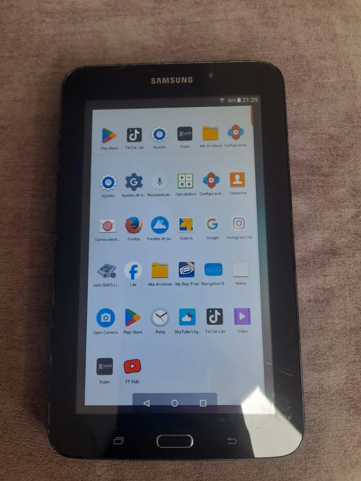 Venta de celulares y tablets en Bogotá: Tablet Samsung con pantalla encendida — Colombia Move