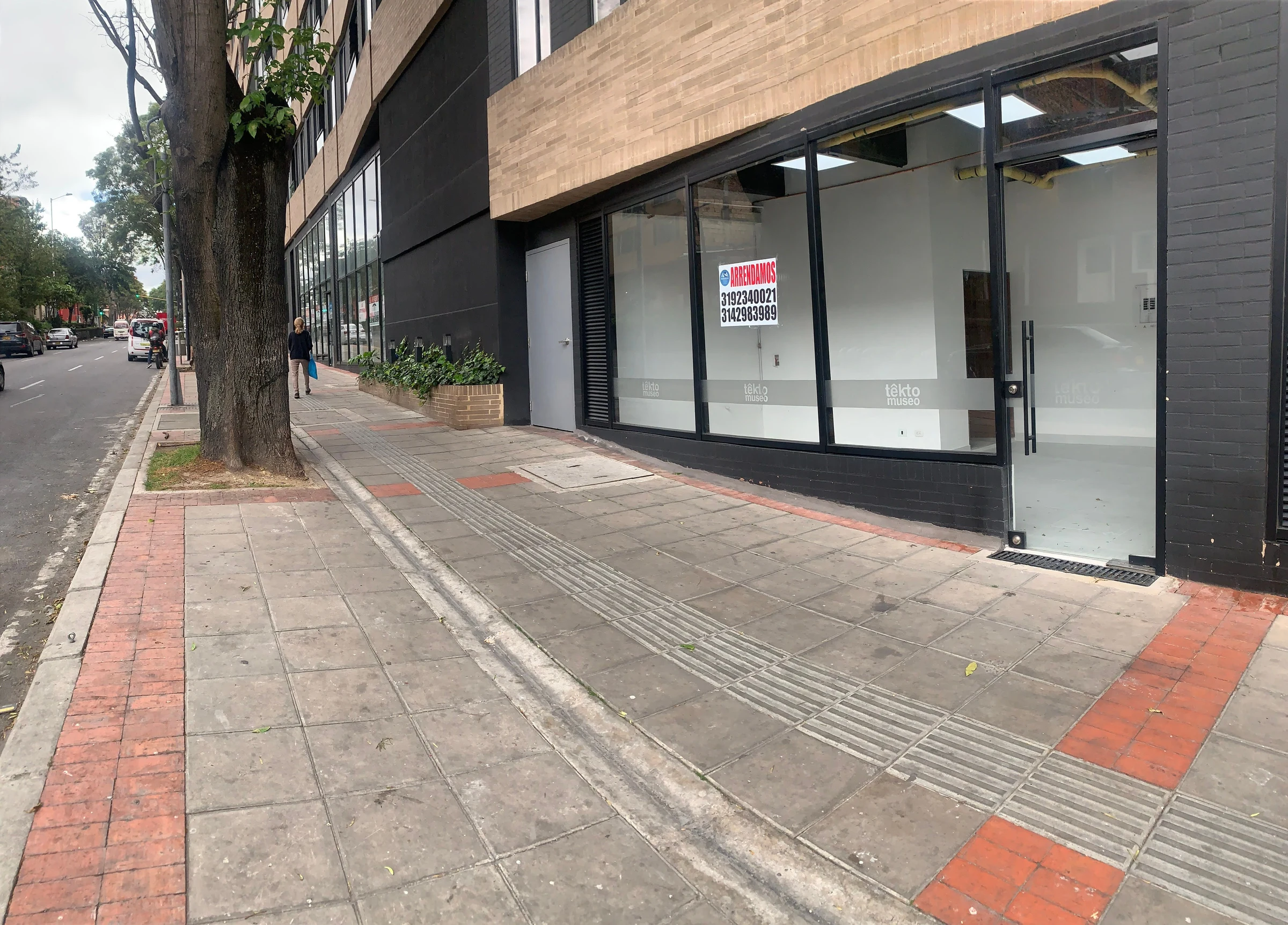 Local comercial en arriendo con vitrinas a la calle