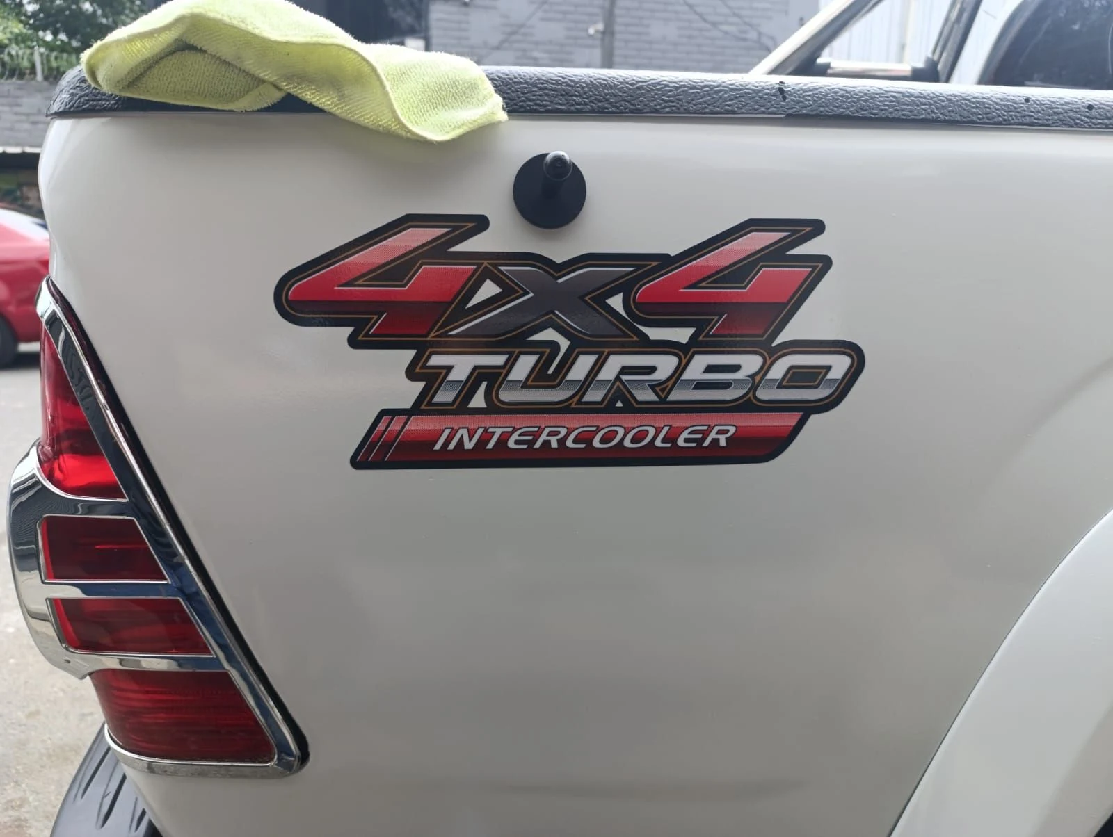 Venta de repuestos y accesorios en Medellín: calcomanías 4x4 para todo tipo de vehículos — Colombia Move