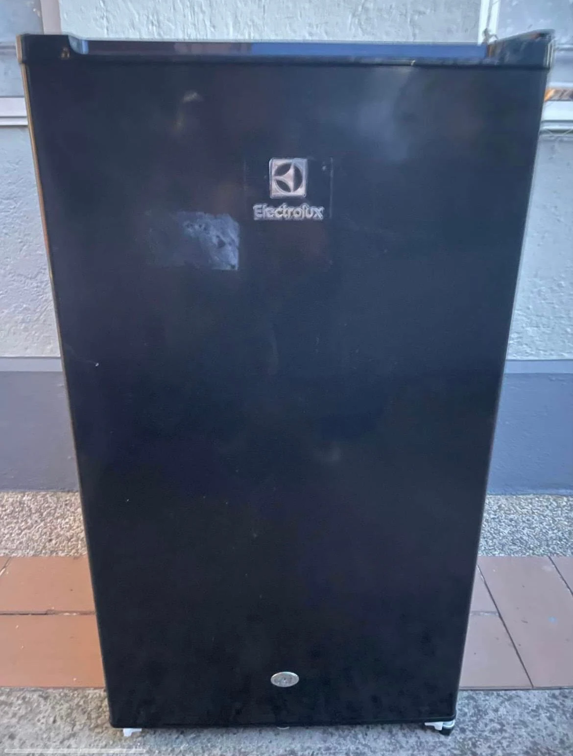 Venta de electrodomésticos en Bogotá: Vendo mini nevera Electrolux ERD090G3HWB negra de 90 litros — Colombia Move