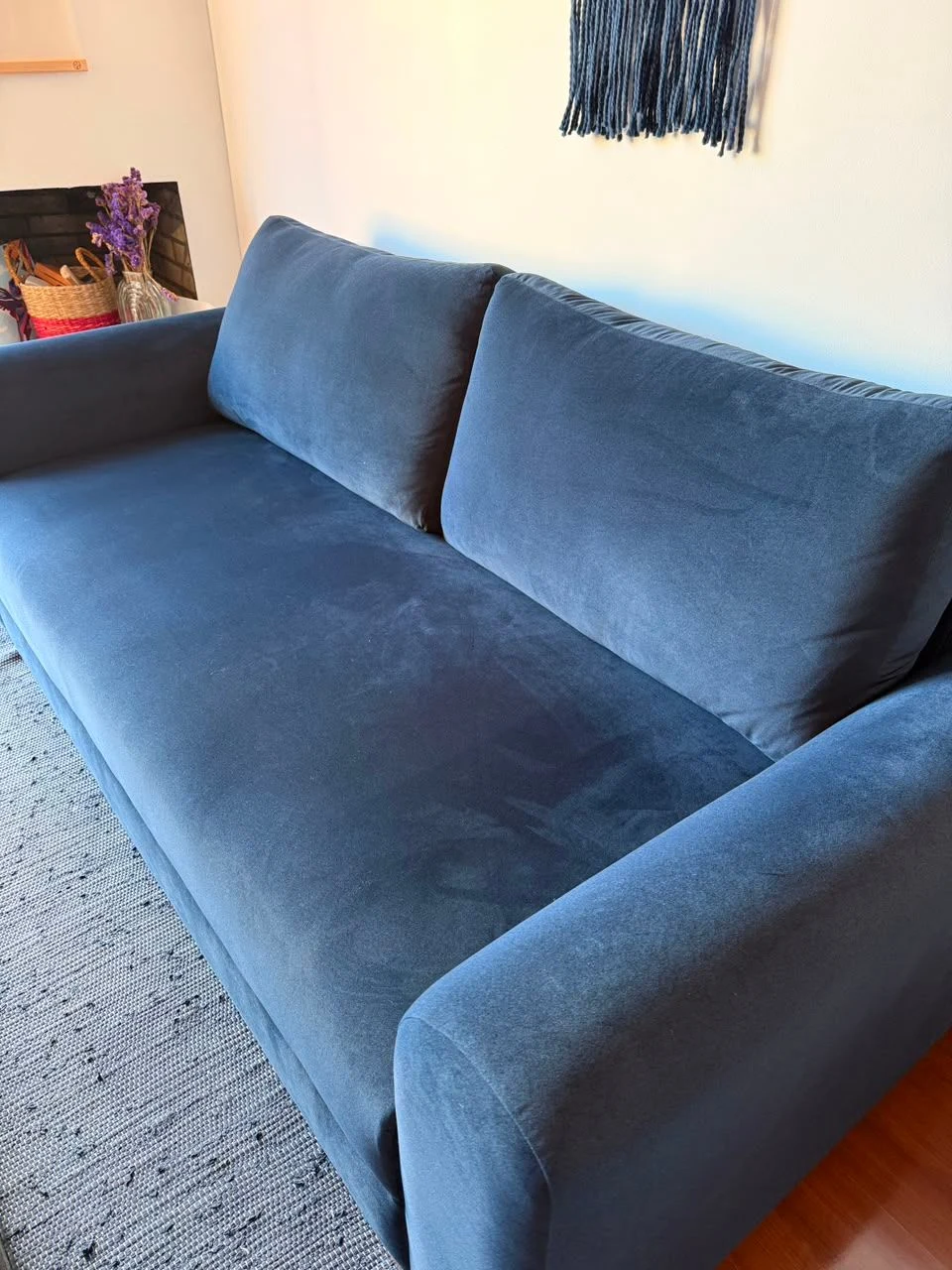 Sofas & Living Room for Sale in Bogotá: 3-seater blue velvet sofa with wooden frame and gold legs — Colombia Move