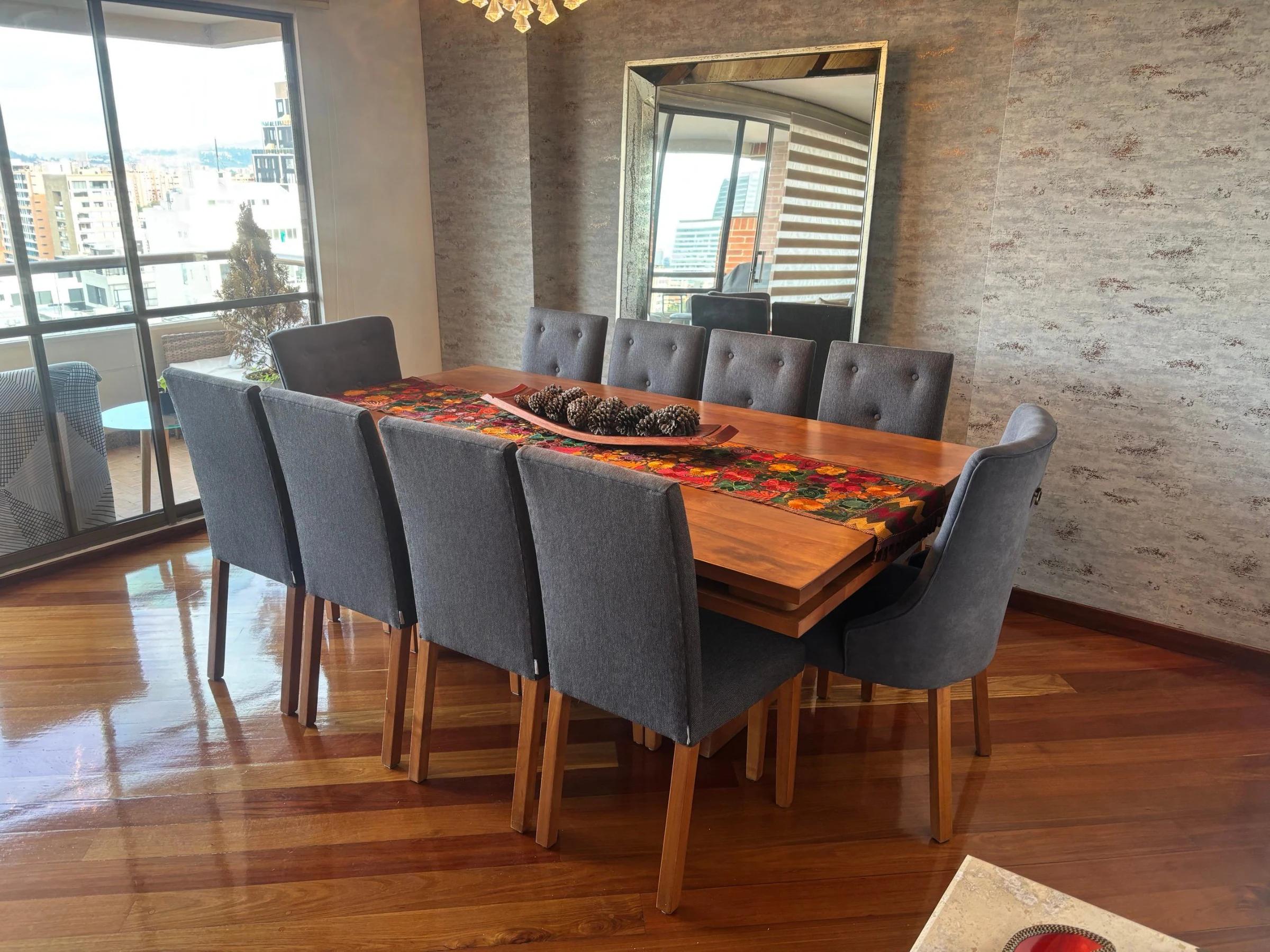 Venta de mesas y sillas en Usaquén, Bogotá: Comedor de Madera fina para 10 puestos, con 8 sillas y 2 poltronas, tapizadas, perfecto estado, oportunidad!! — Colombia Move